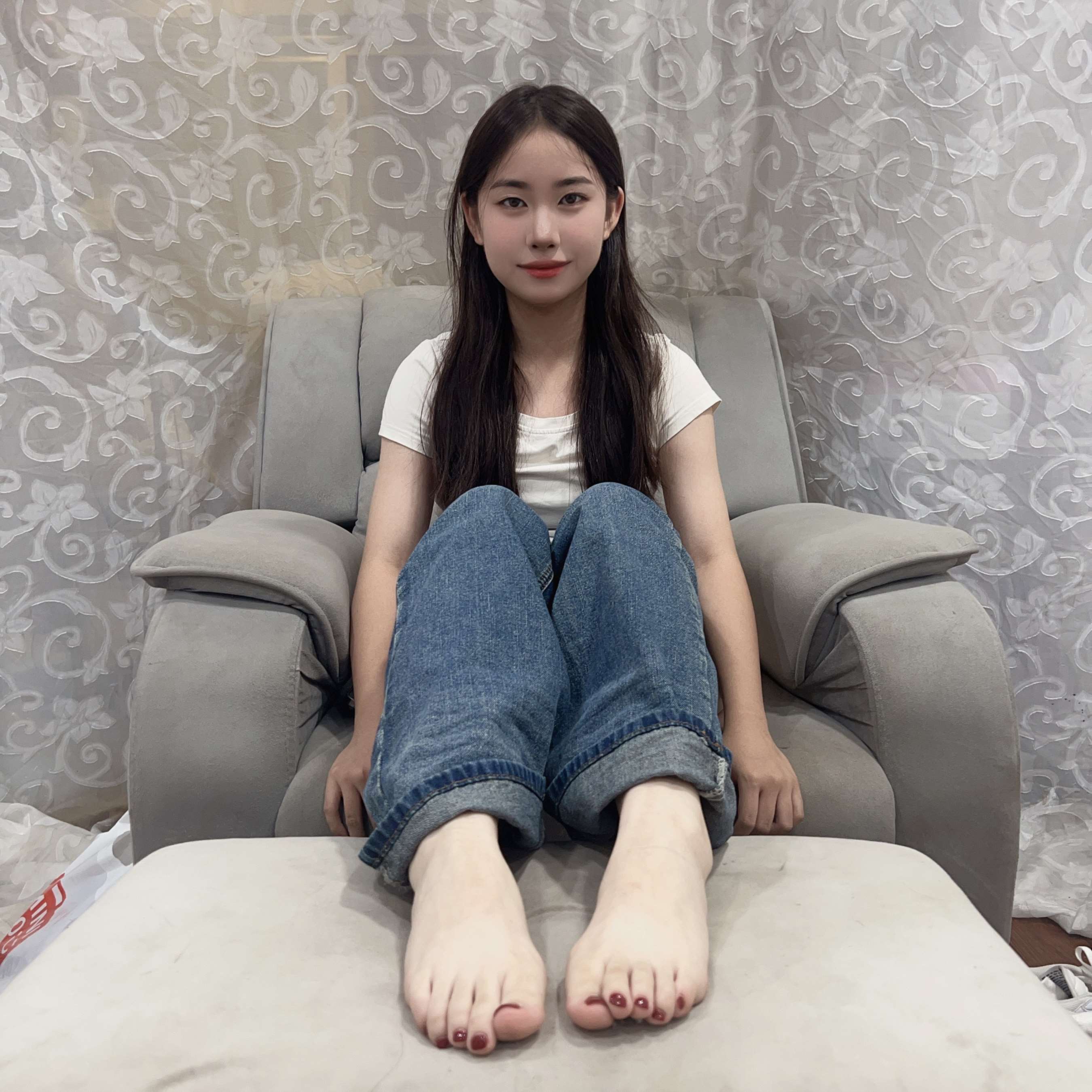 《牛仔裤少女干净嫩足》作品图