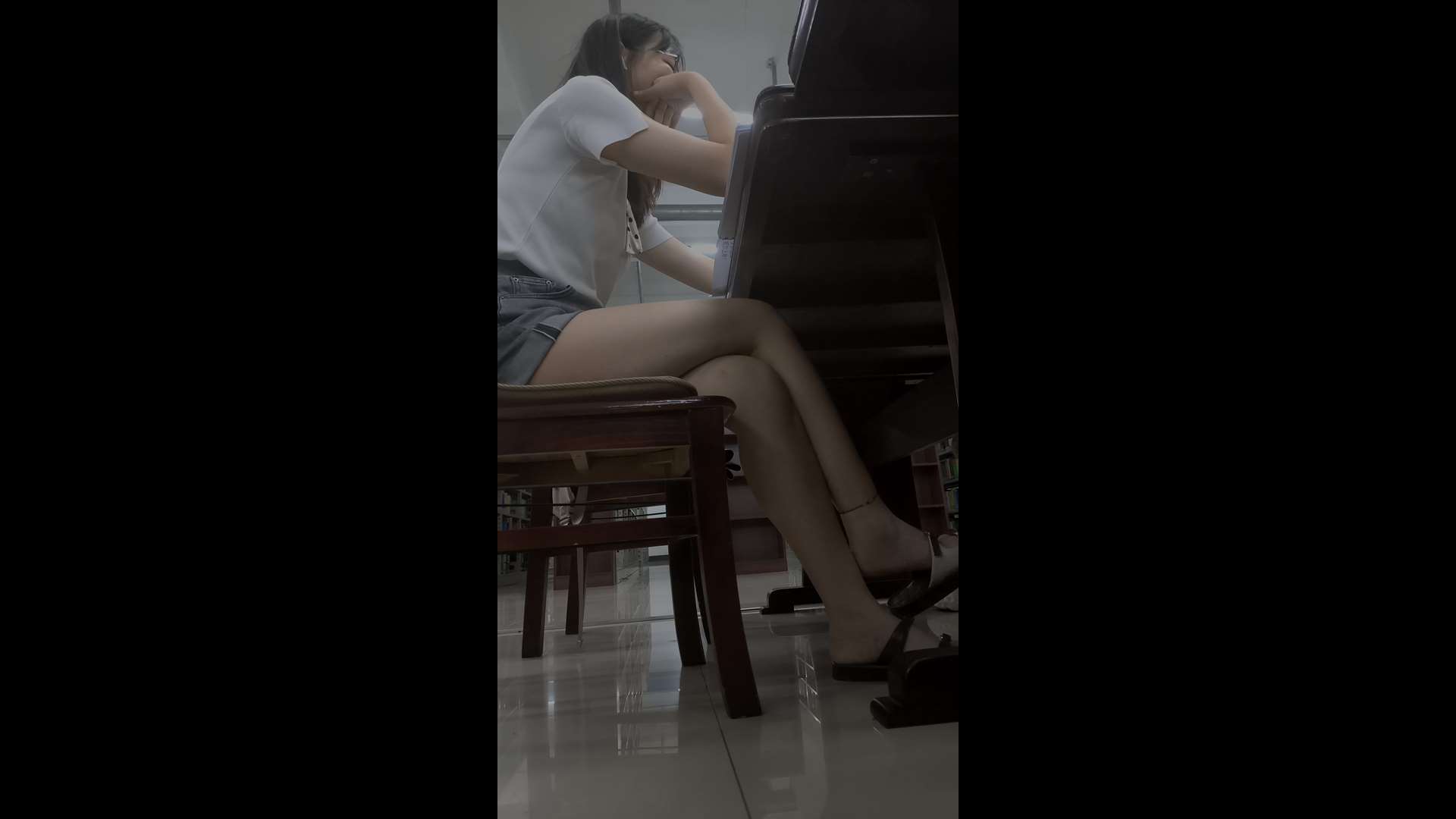 《[视频]偷拍自习室邻座漂亮女生的多动玉足》作品图