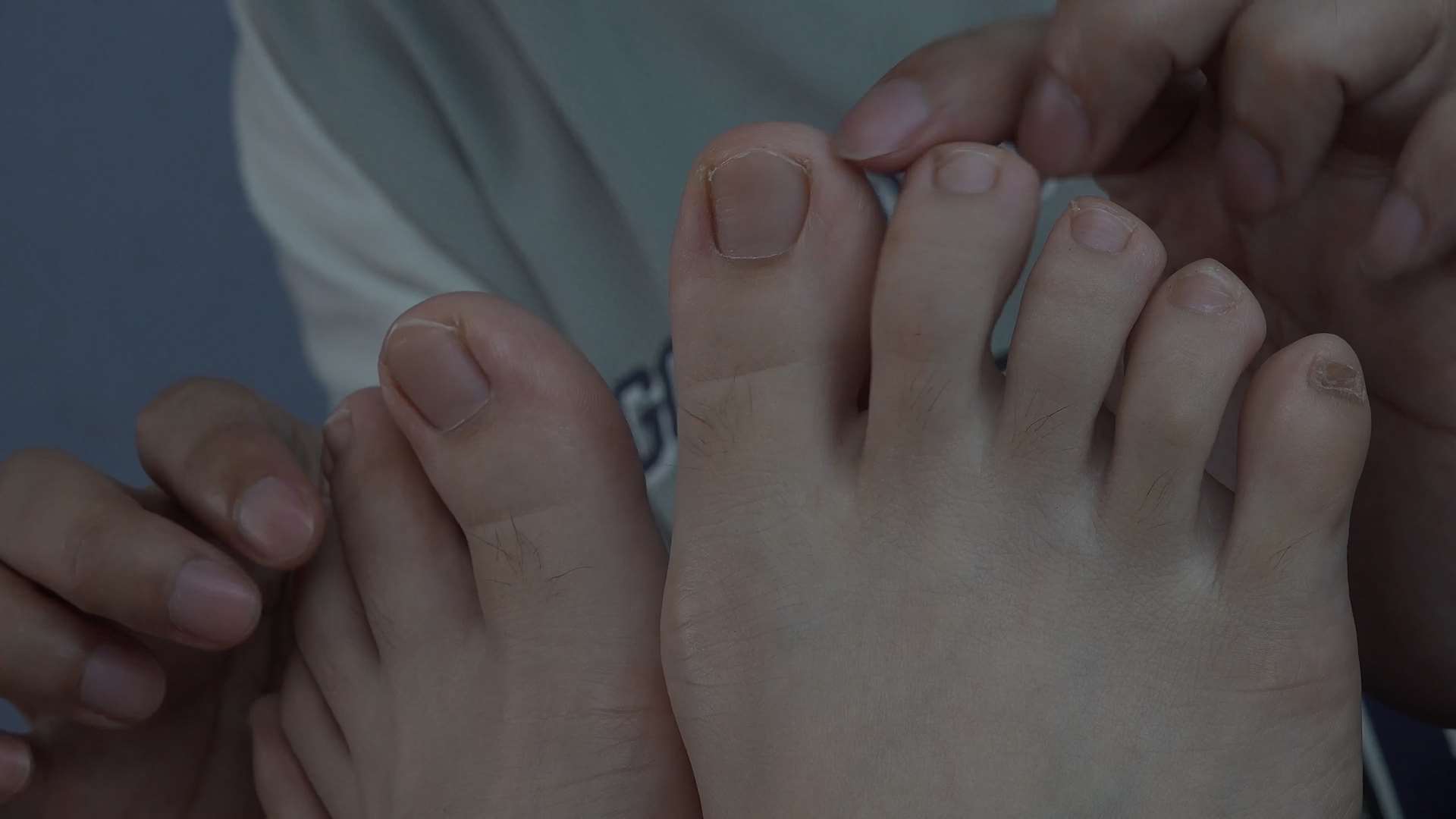 《[视频]把玩小惠小美同学的美脚，挠脚心》作品图