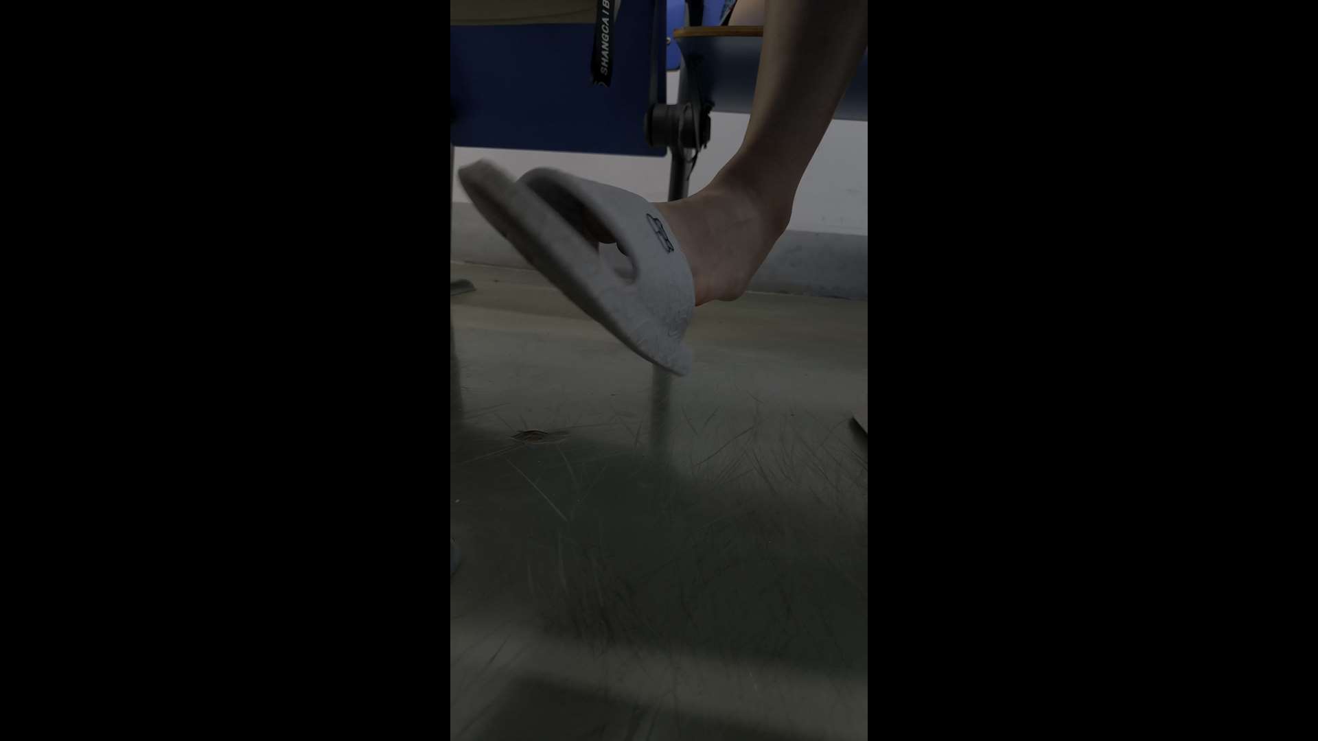 《[视频]高校偷拍学妹-超美的脚，指甲修剪得很完美，有点死皮》作品图