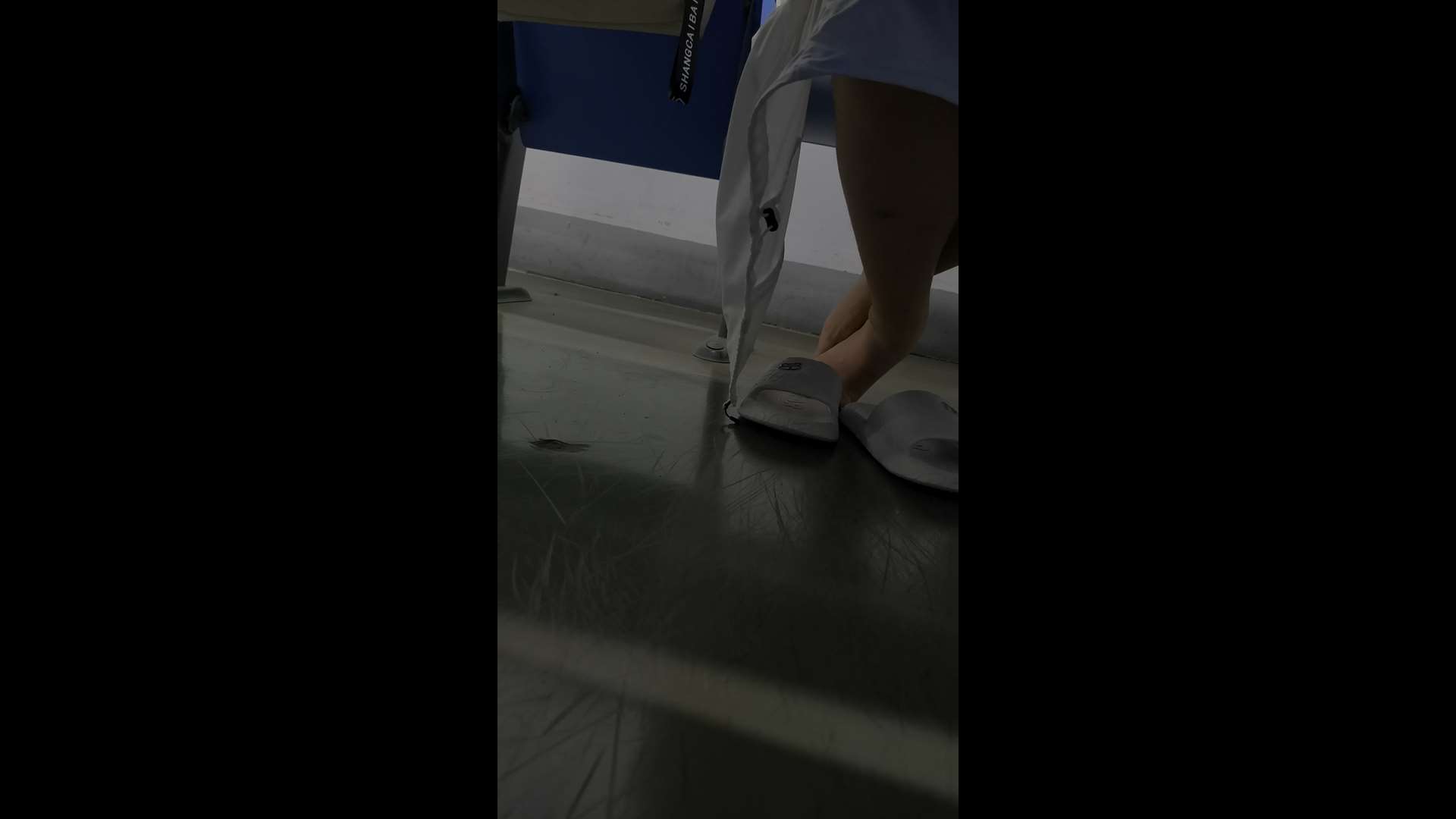 《[视频]高校偷拍学妹-超美的脚，指甲修剪得很完美，有点死皮》作品图