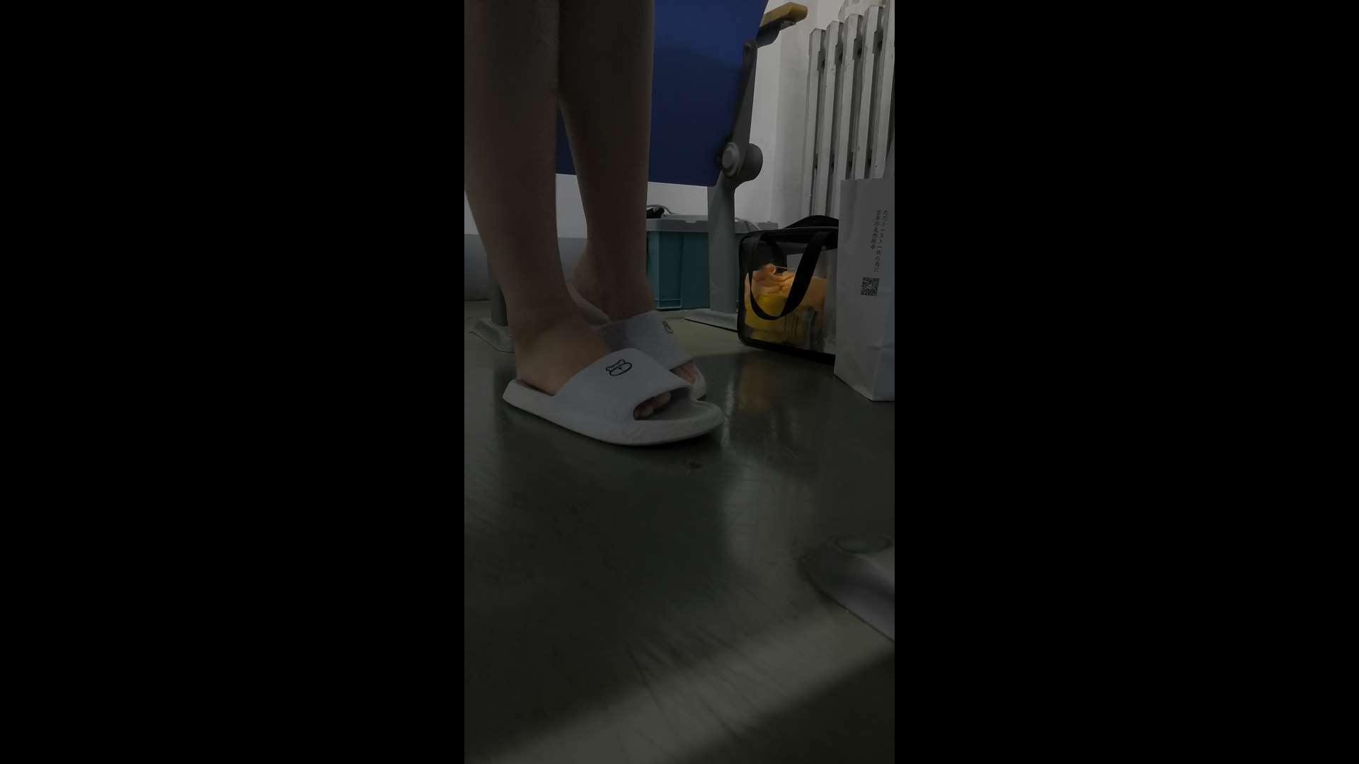 《[视频]高校偷拍学妹-超美的脚，指甲修剪得很完美，有点死皮》作品图