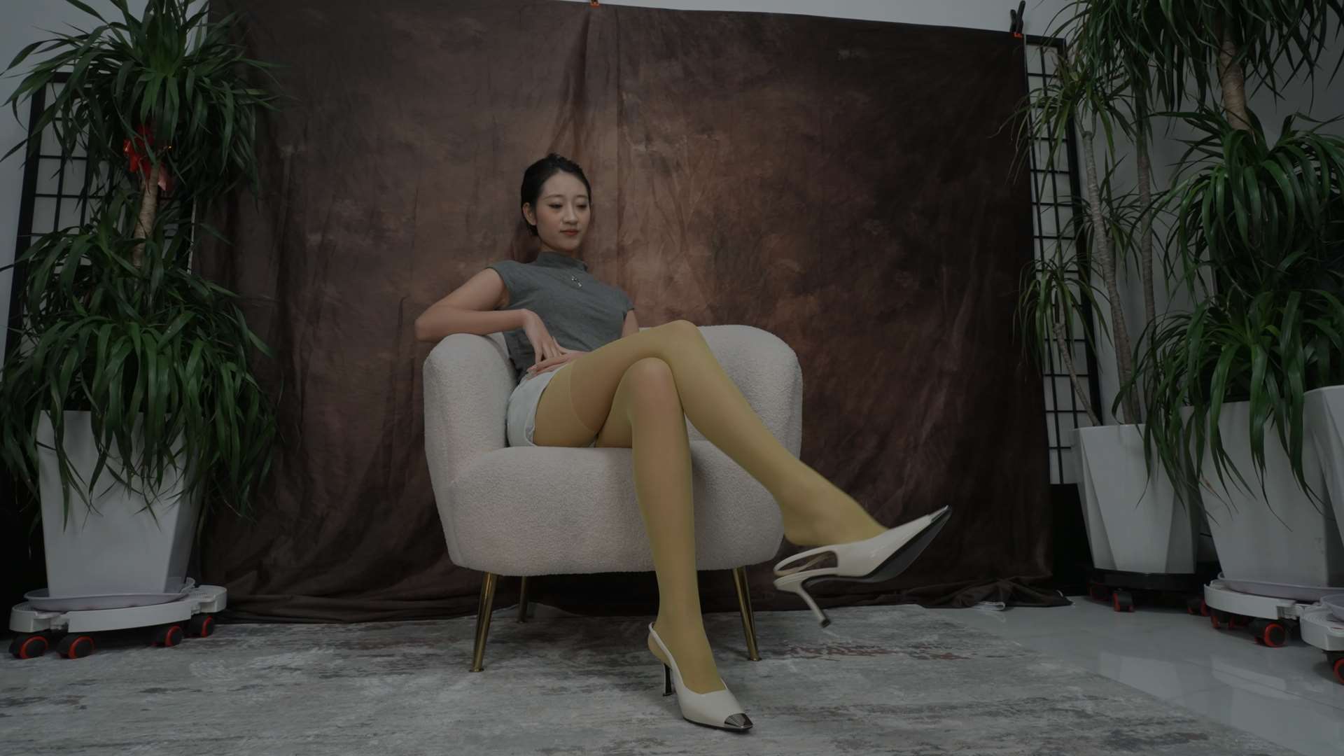 《[寄卖视频]A&F-果果guoguo-展示她性感的38码丝脚》作品图