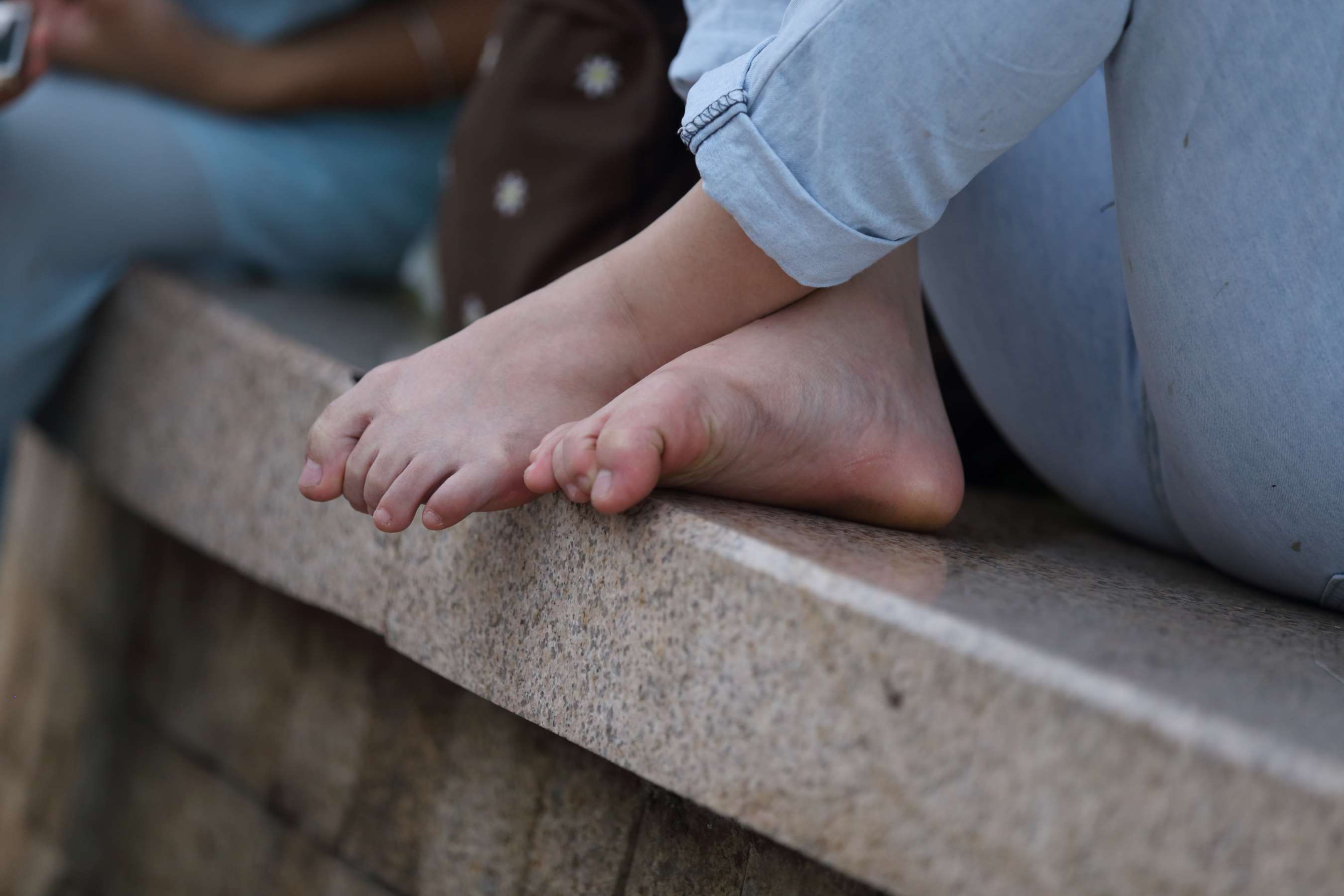 《可爱的眼镜妹-赤脚盘坐大显水润玉足》作品图