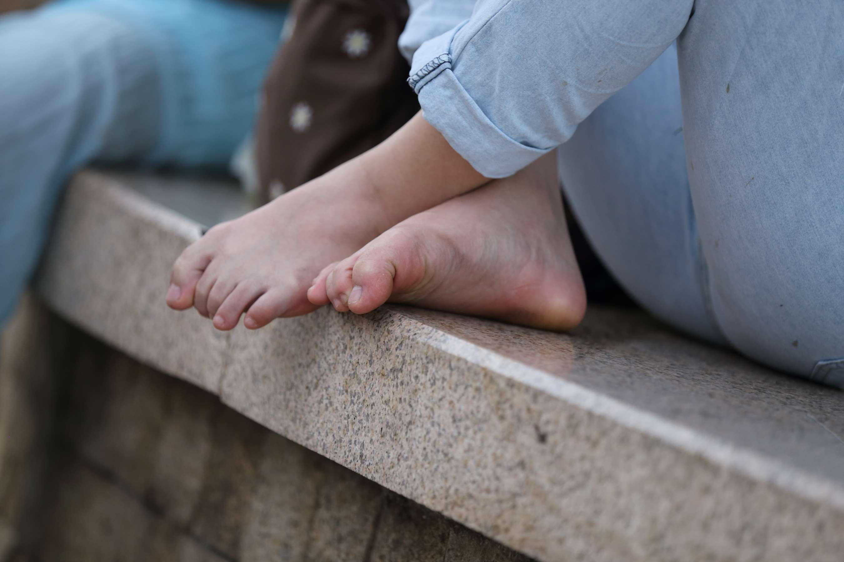 《可爱的眼镜妹-赤脚盘坐大显水润玉足》作品图