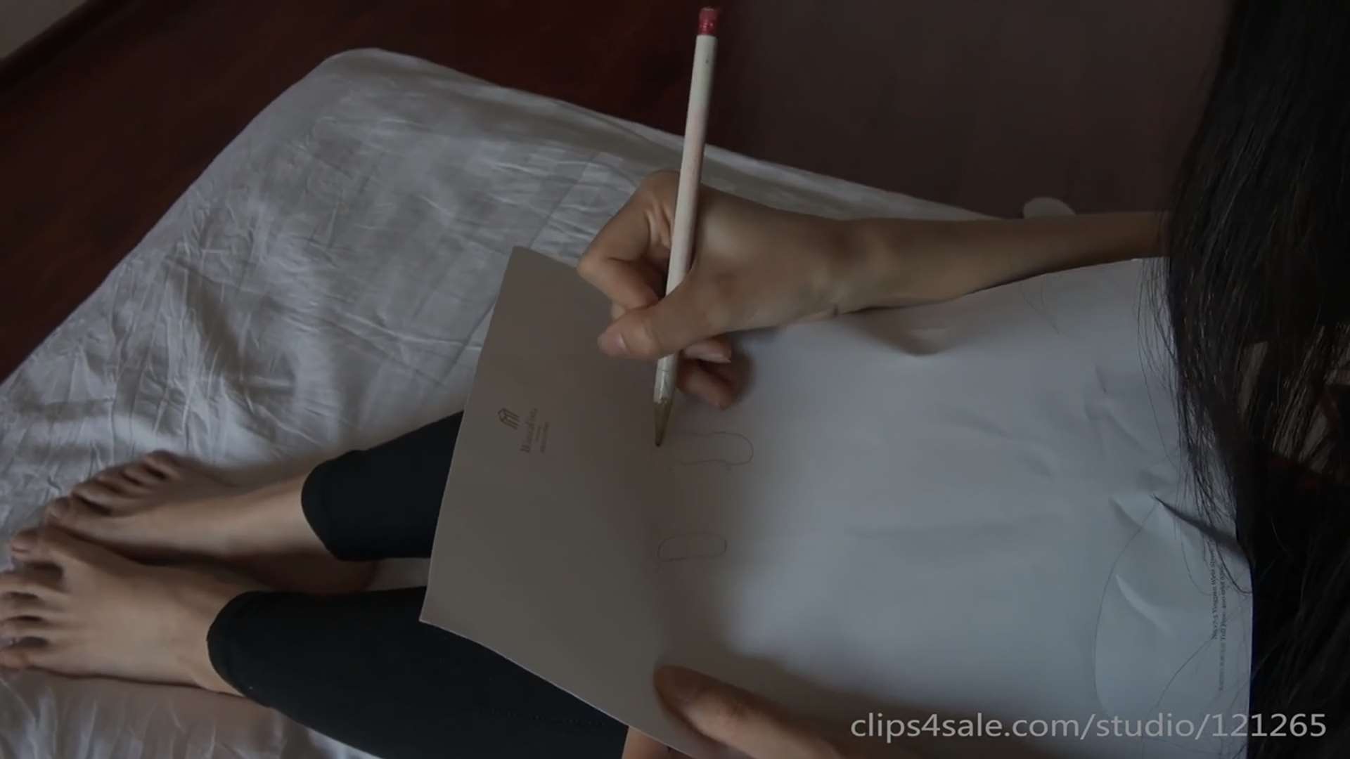 《[寄卖视频]K&M揉捏美脚，脚底纹路清晰可见》作品图