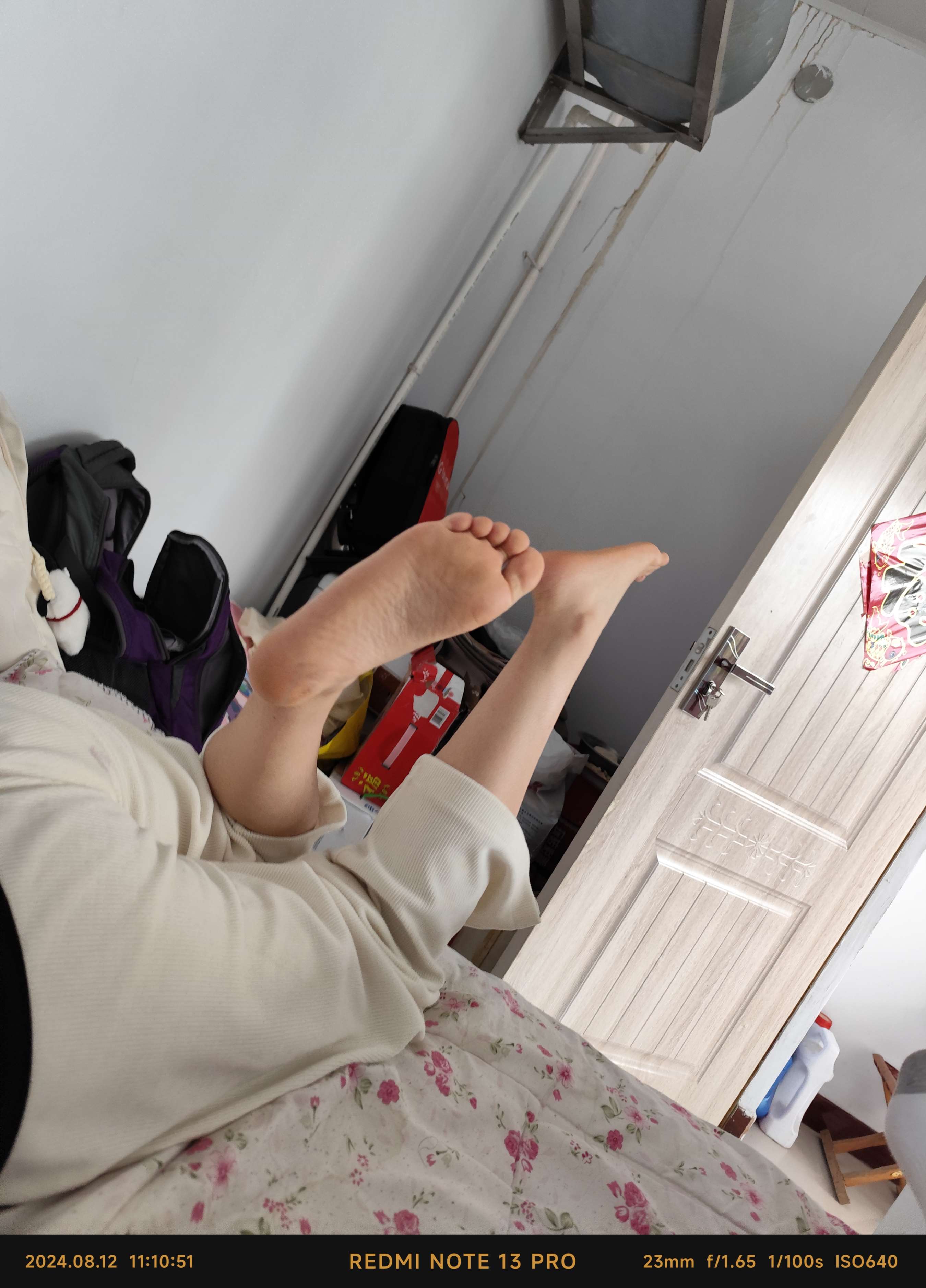 《高中妹妹熟睡偷偷tk嫩脚，玩弄裸足》作品图