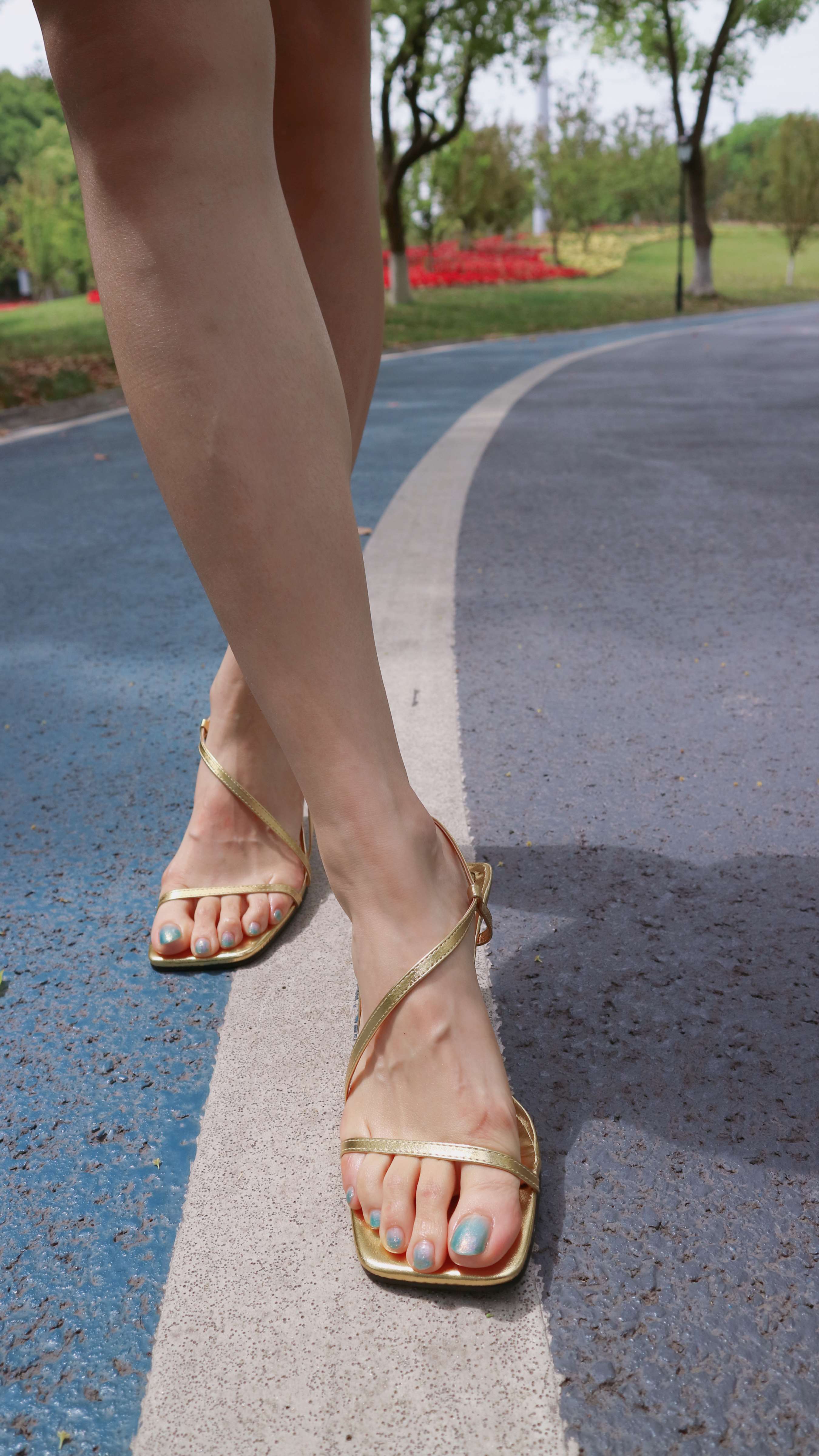 《高价约来轻熟少妇公园里拍她诱人的美足第二弹》作品图