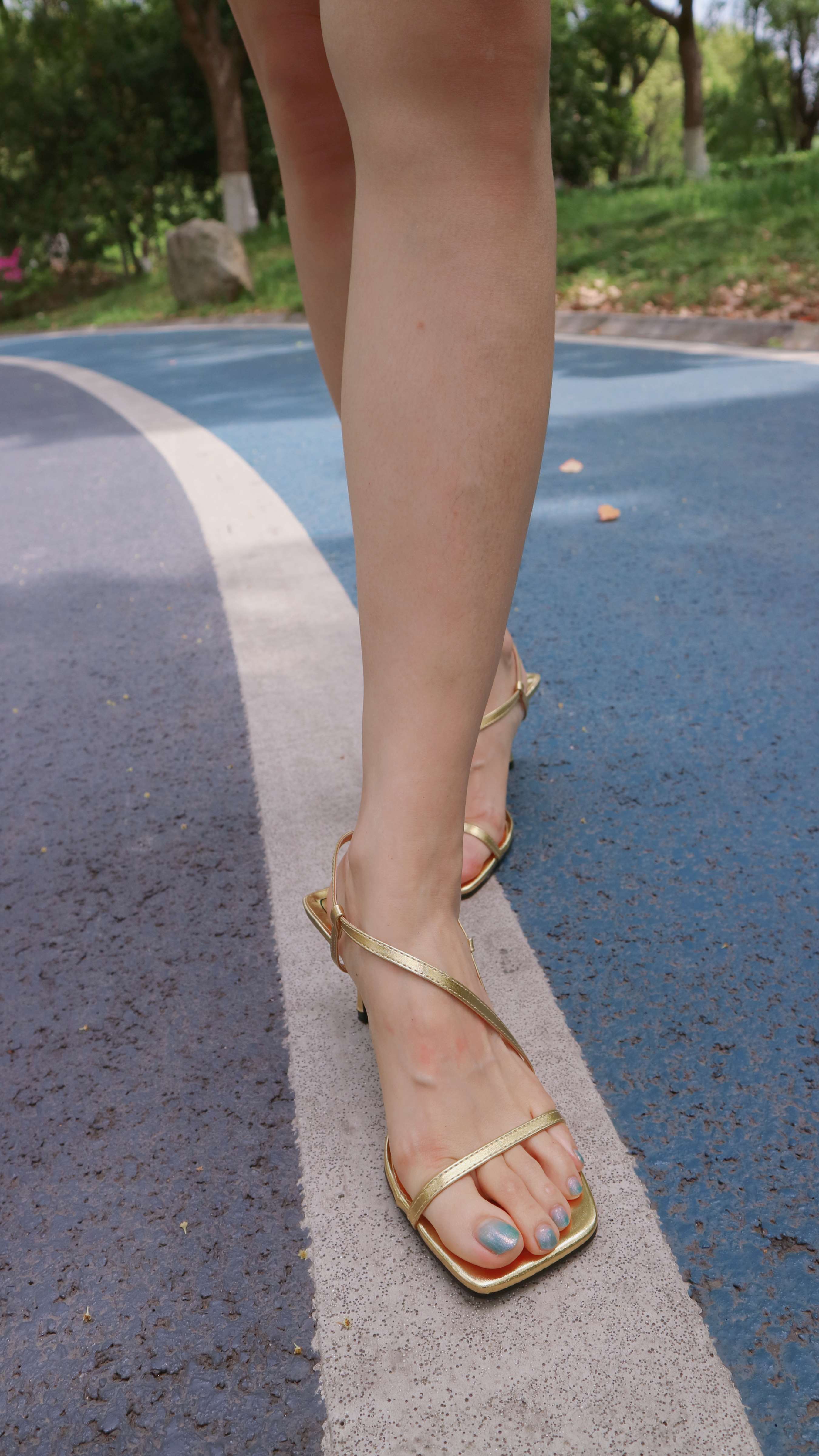 《高价约来轻熟少妇公园里拍她诱人的美足第二弹》作品图