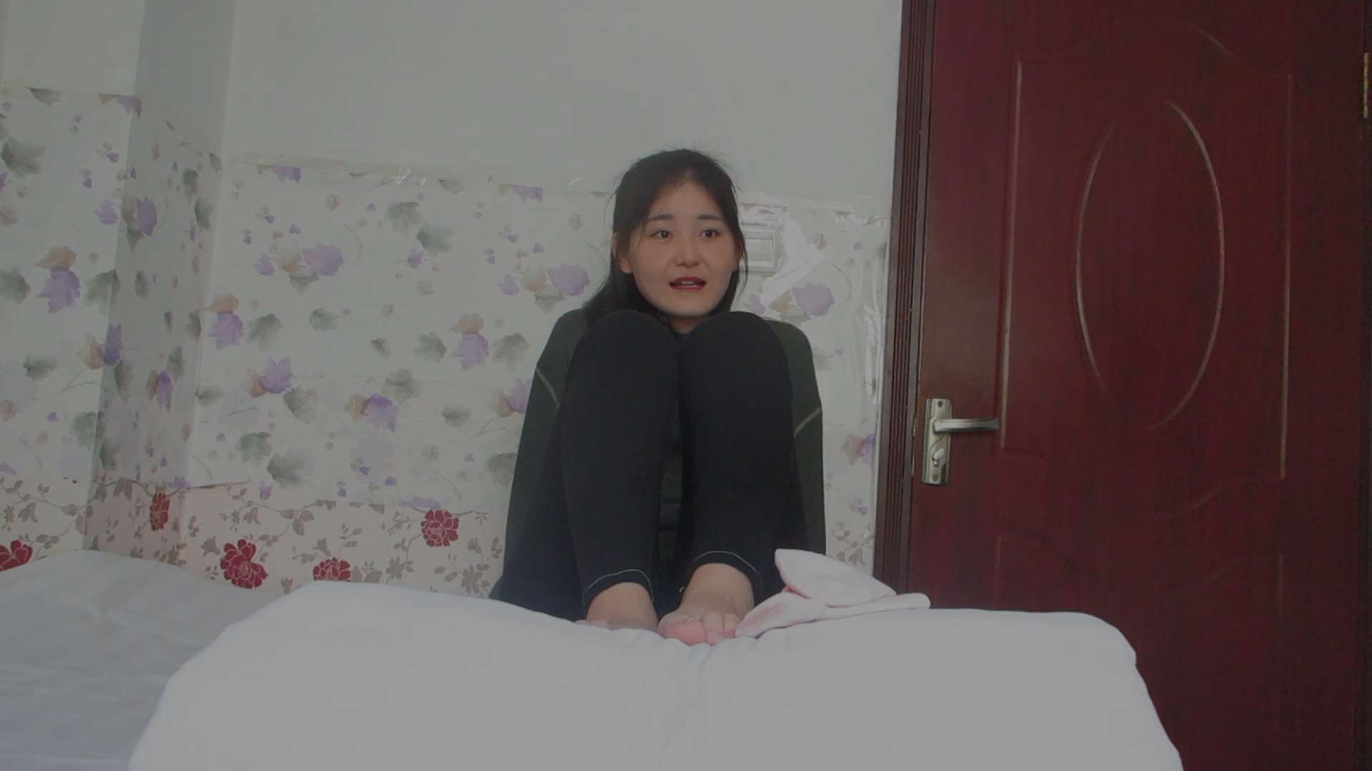 《[视频]圆脸虎牙高中萌妹的白丝脚底被肥皂水TK》作品图