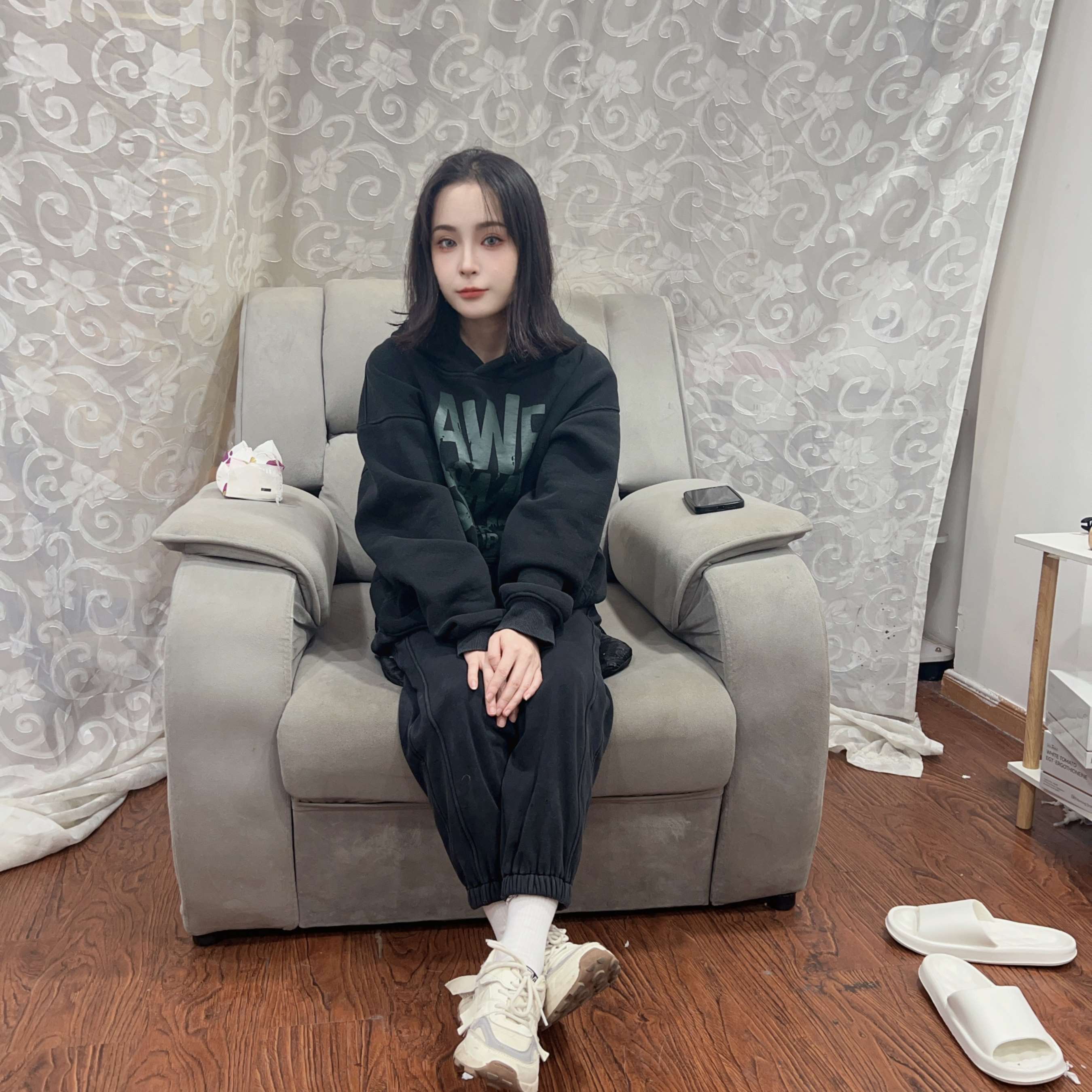 《小姐姐展嫩足》作品图