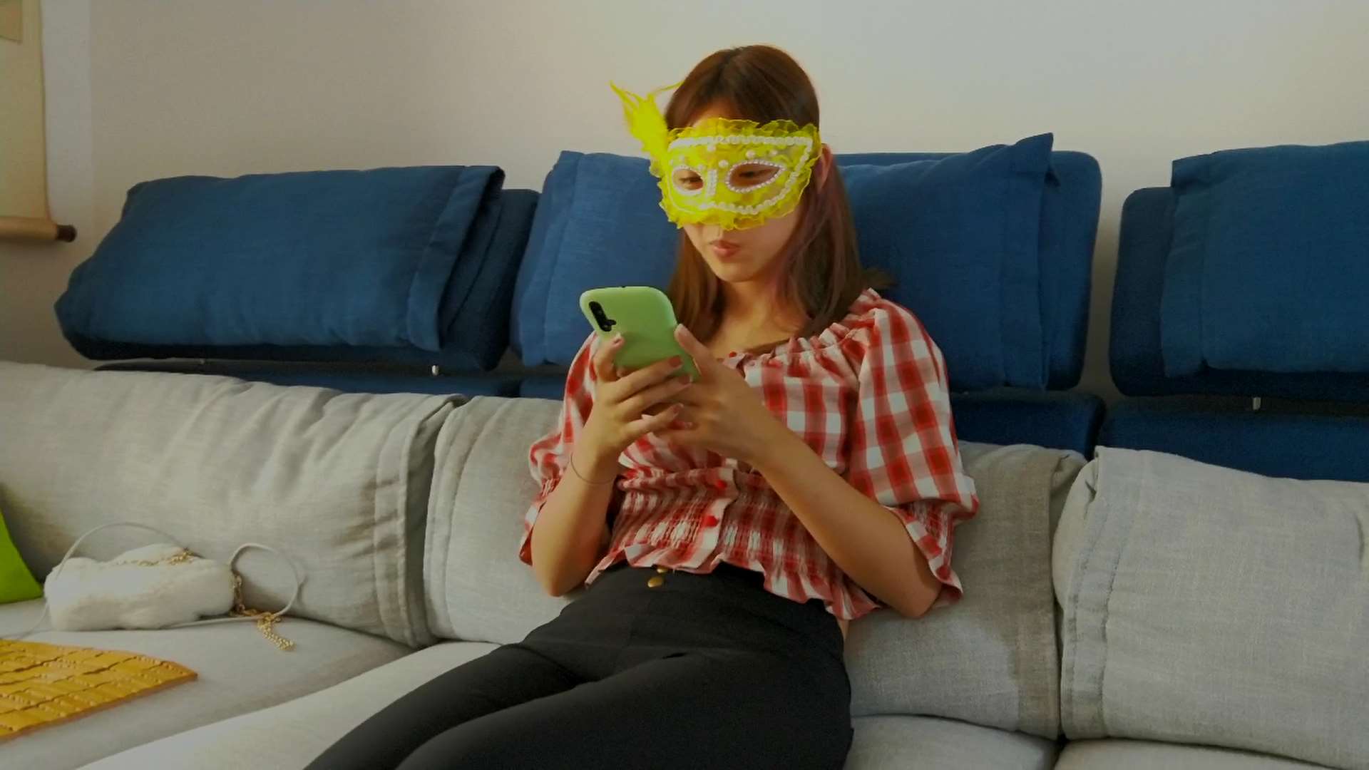 《[视频]单纯的帆布鞋妹妹被哄骗穿上丝袜展示她的肉丝脚！》作品图