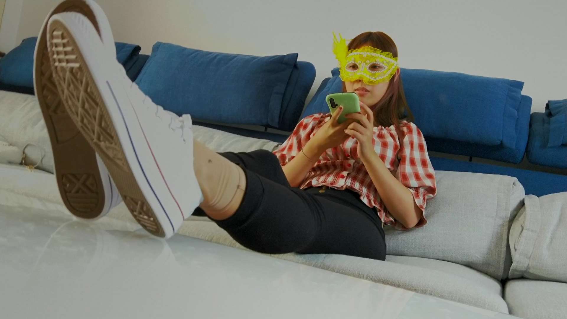 《[视频]单纯的帆布鞋妹妹被哄骗穿上丝袜展示她的肉丝脚！》作品图