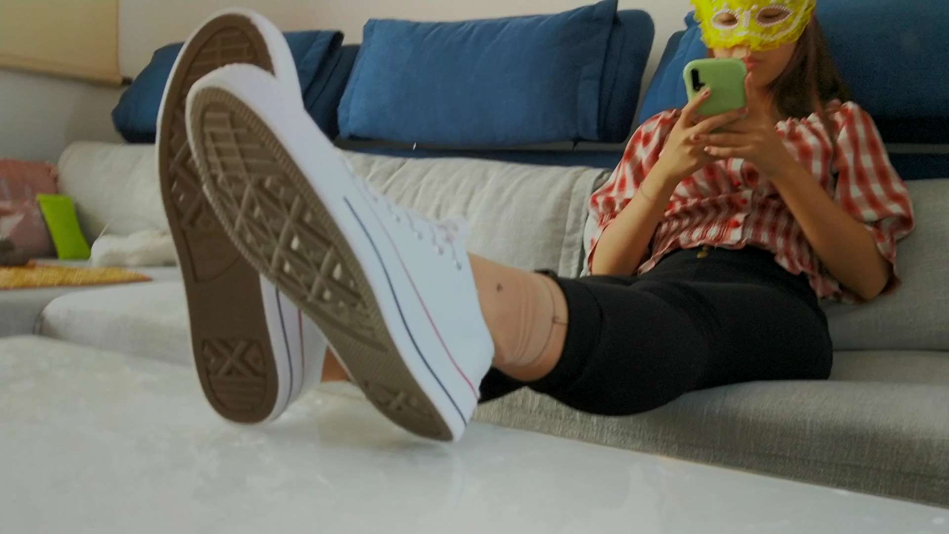 《[视频]单纯的帆布鞋妹妹被哄骗穿上丝袜展示她的肉丝脚！》作品图