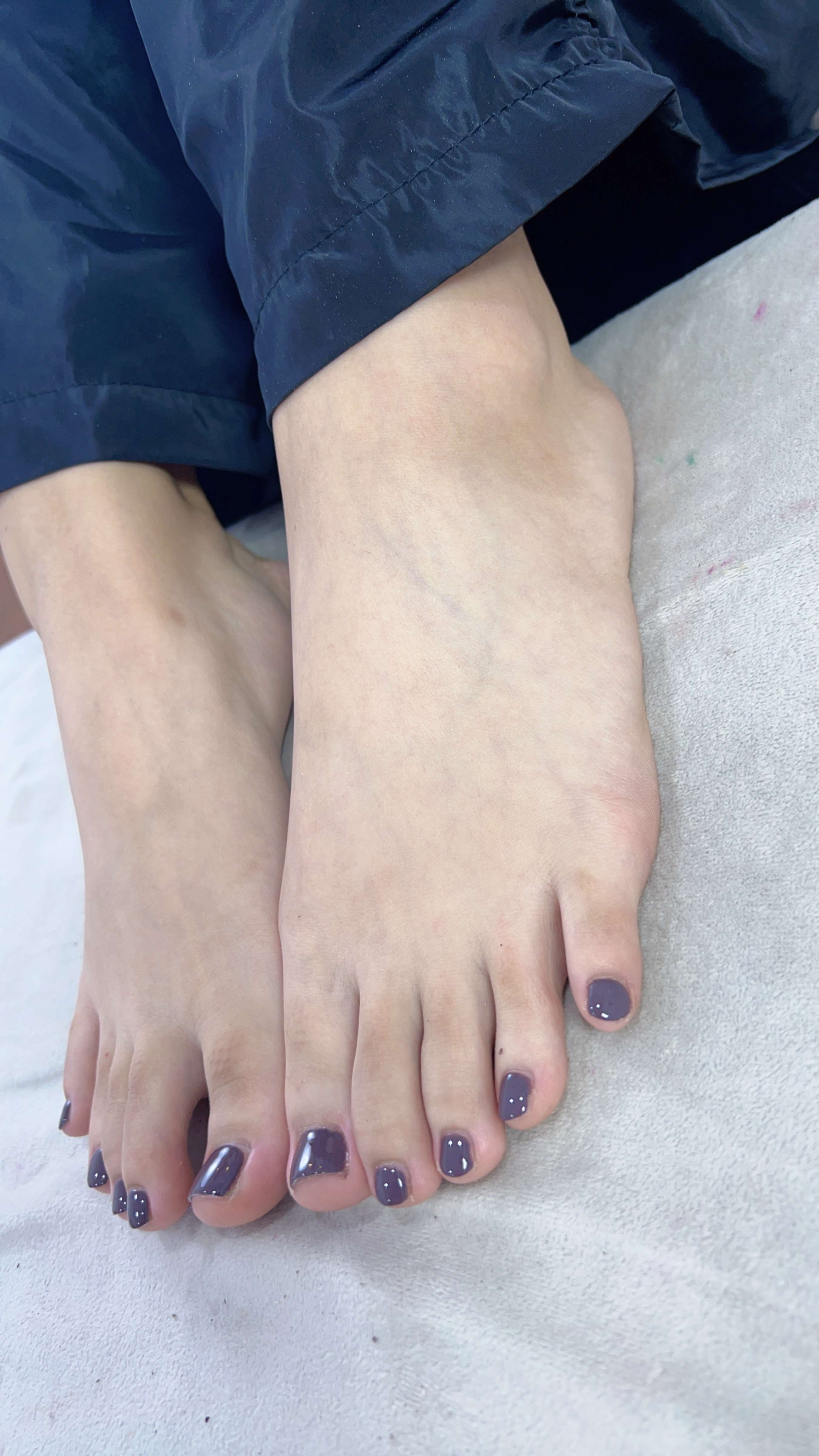 《两位少女的白嫩足》作品图