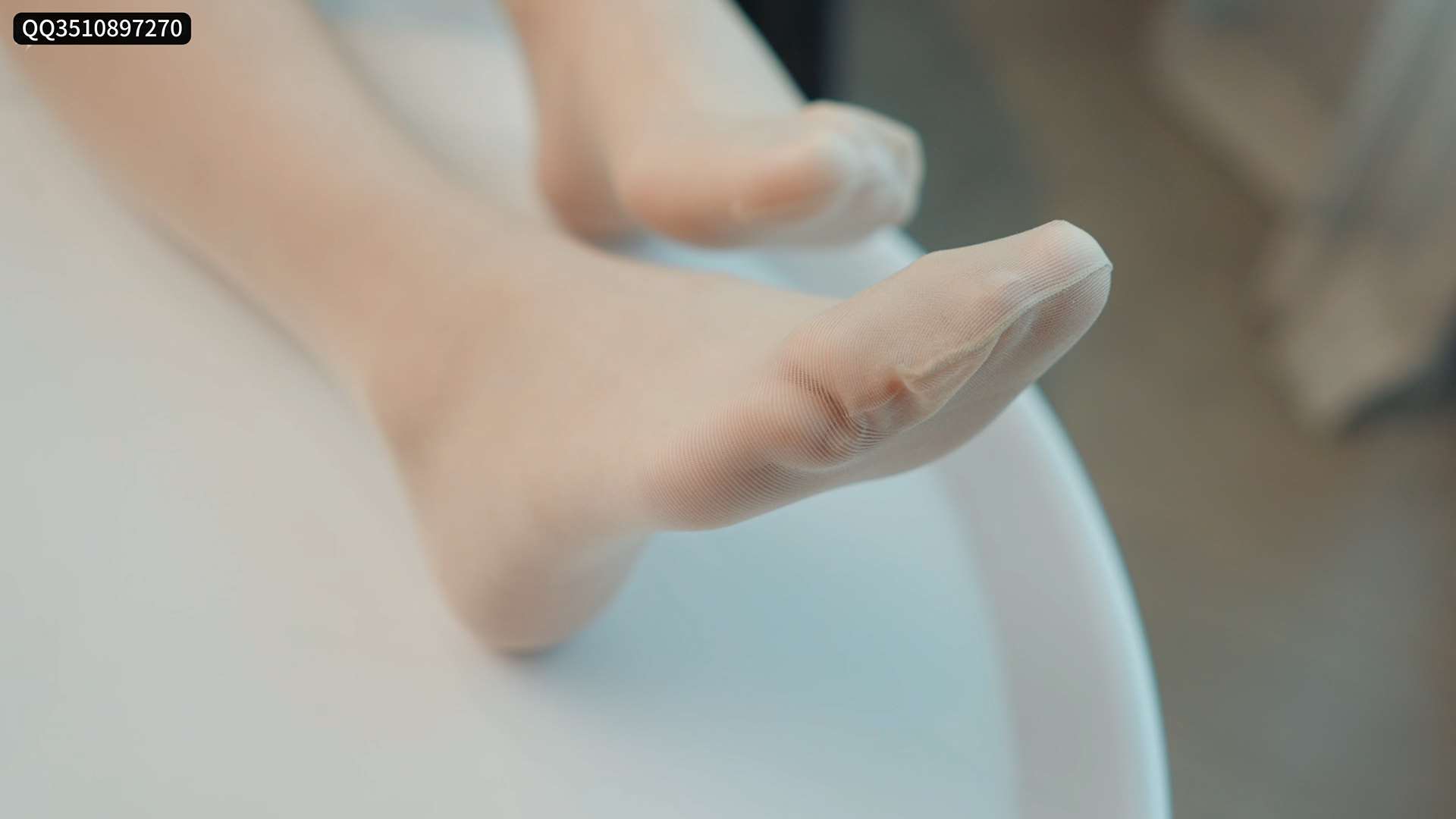 《[视频]瘦瘦的听话妹子，腿脚极品把玩》作品图