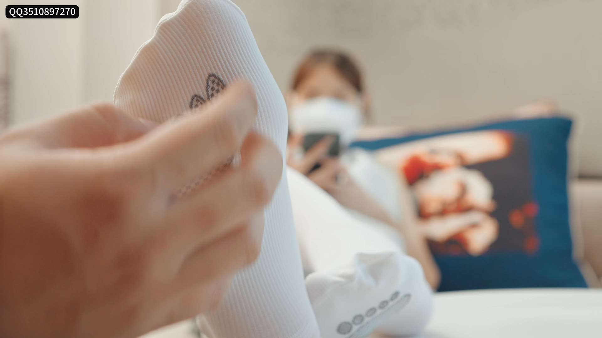 《[视频]瘦瘦的听话妹子，腿脚极品把玩》作品图