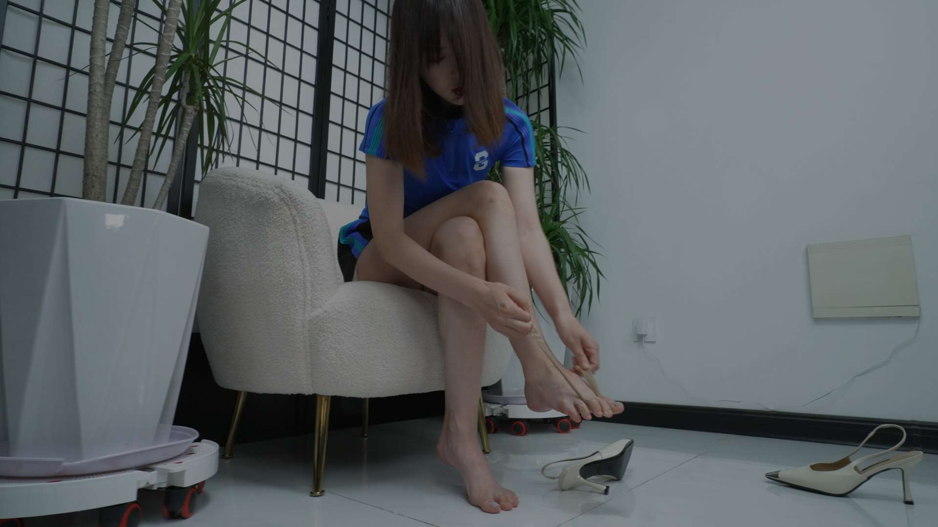 《[寄卖视频]AF&王佳脱高跟展示她性感的大脚》作品图