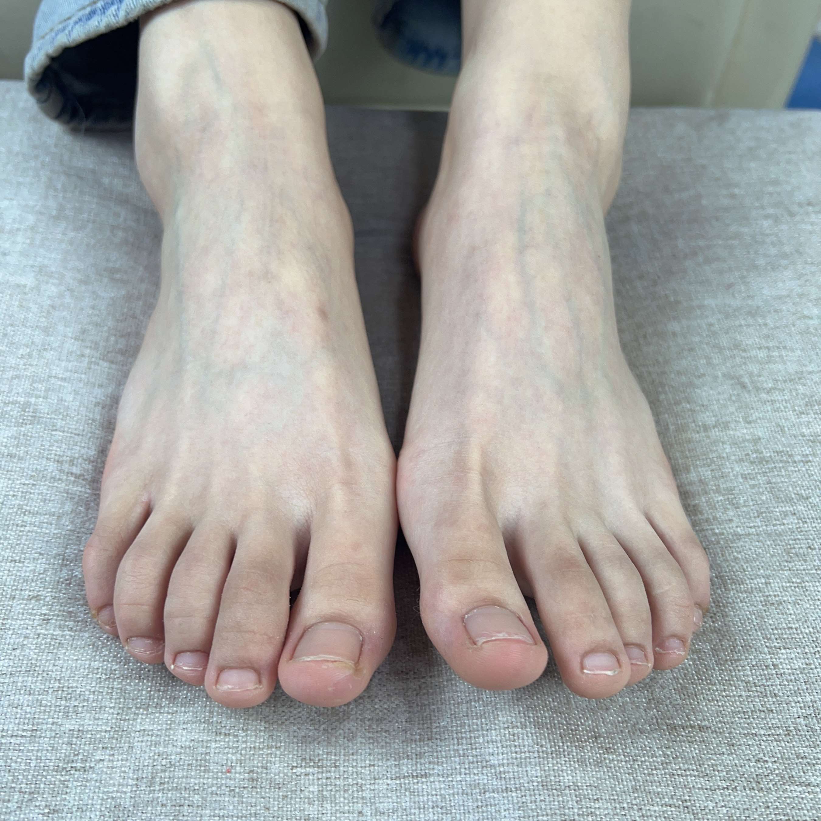 《牛仔少女的嫩足》作品图