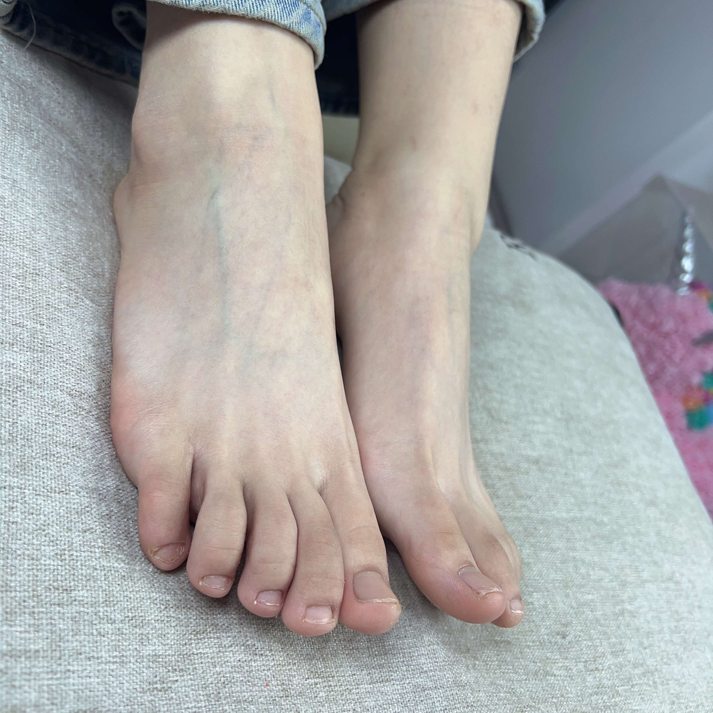 《牛仔少女的嫩足》作品图