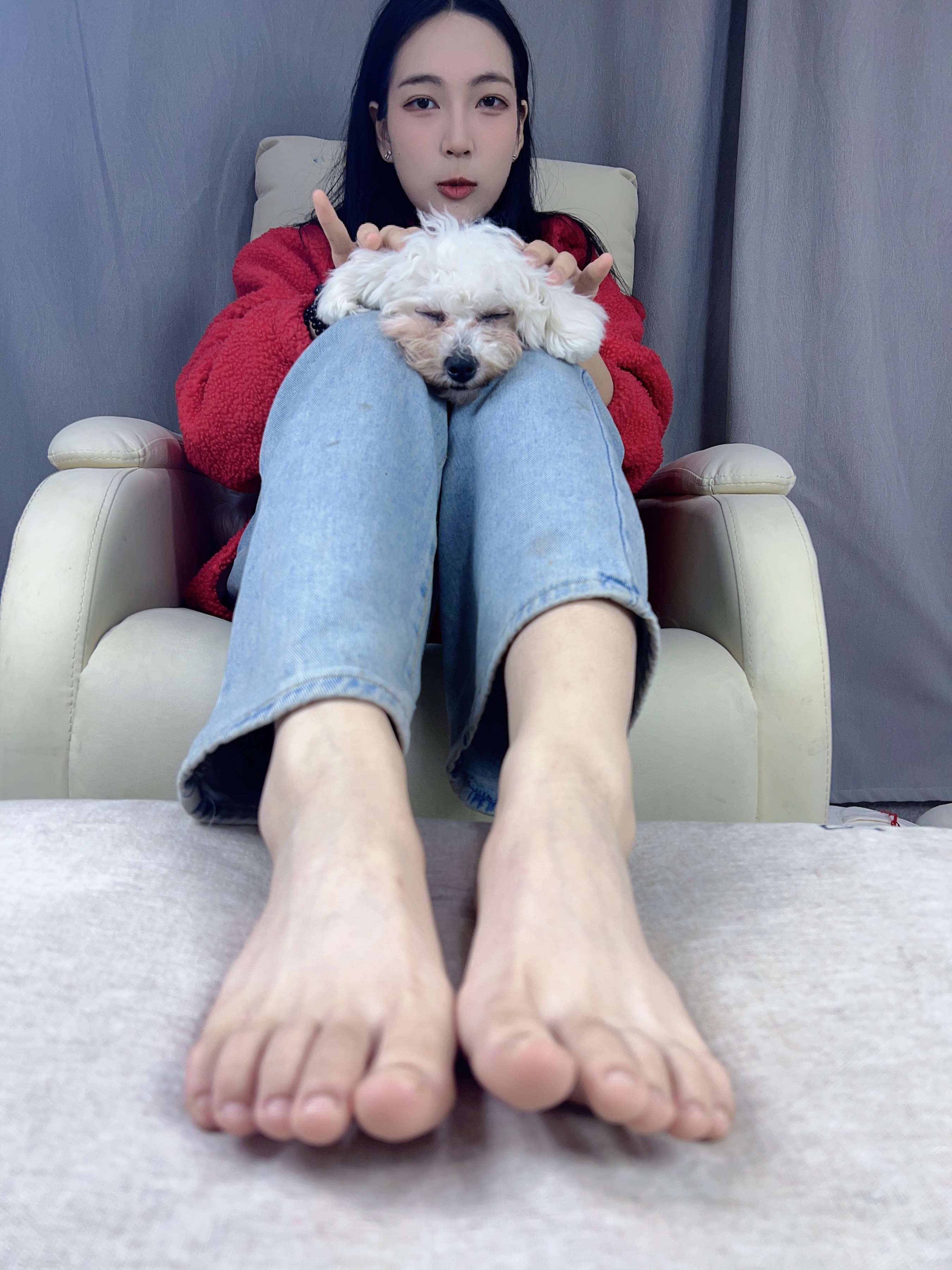 《牛仔少女的嫩足》作品图