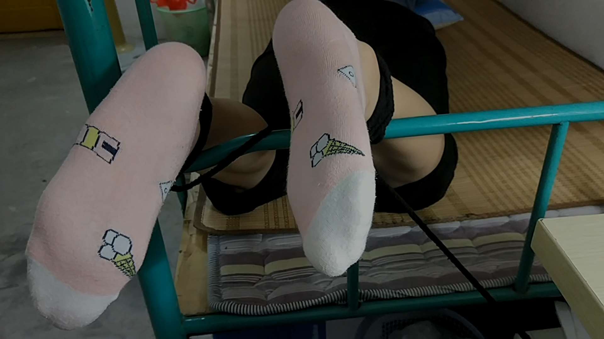 《[视频]大脚女生宿舍内脱掉棉袜体验脚心tk》作品图