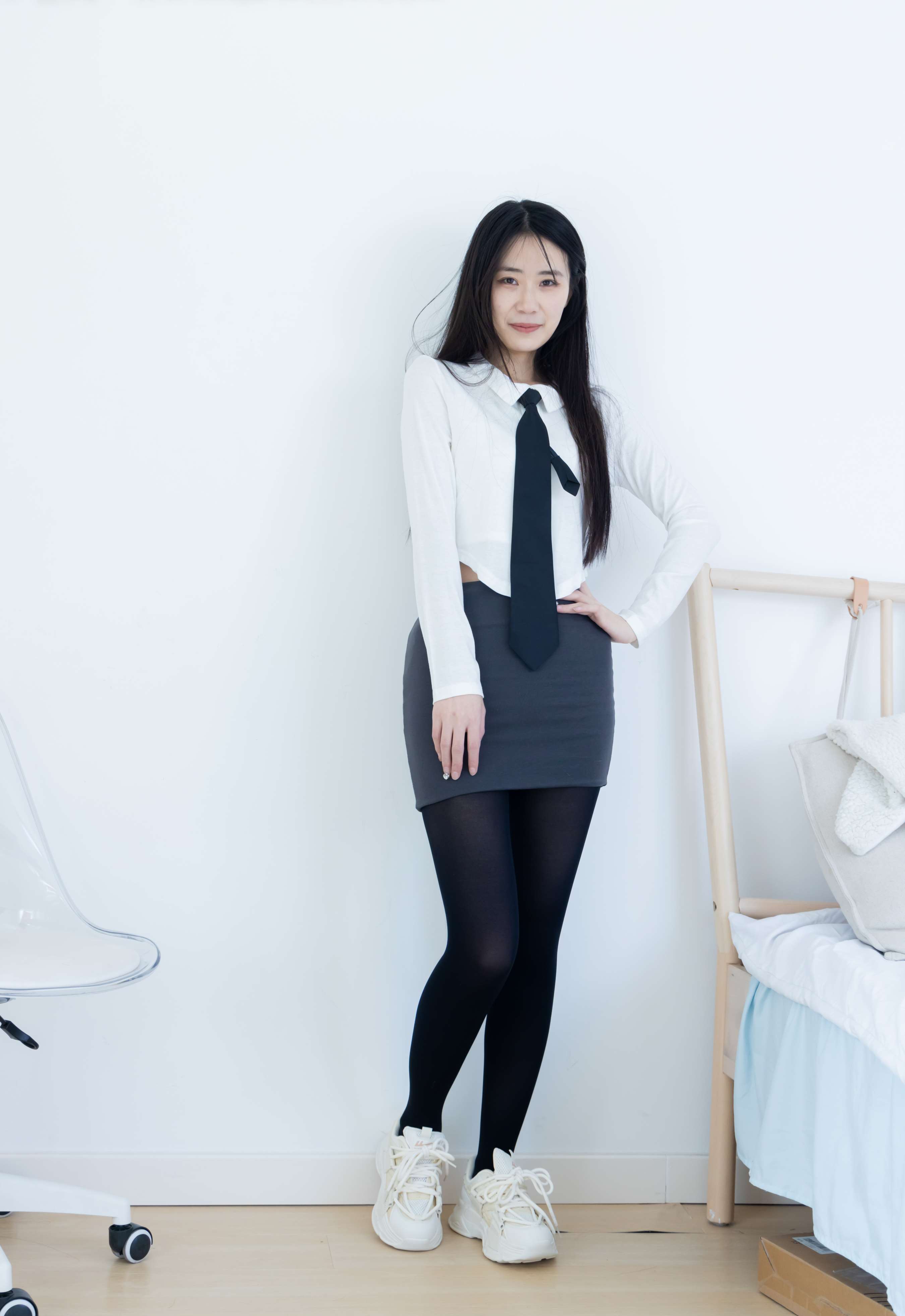 《菜菜-运动鞋、厚黑丝、裸足》作品图