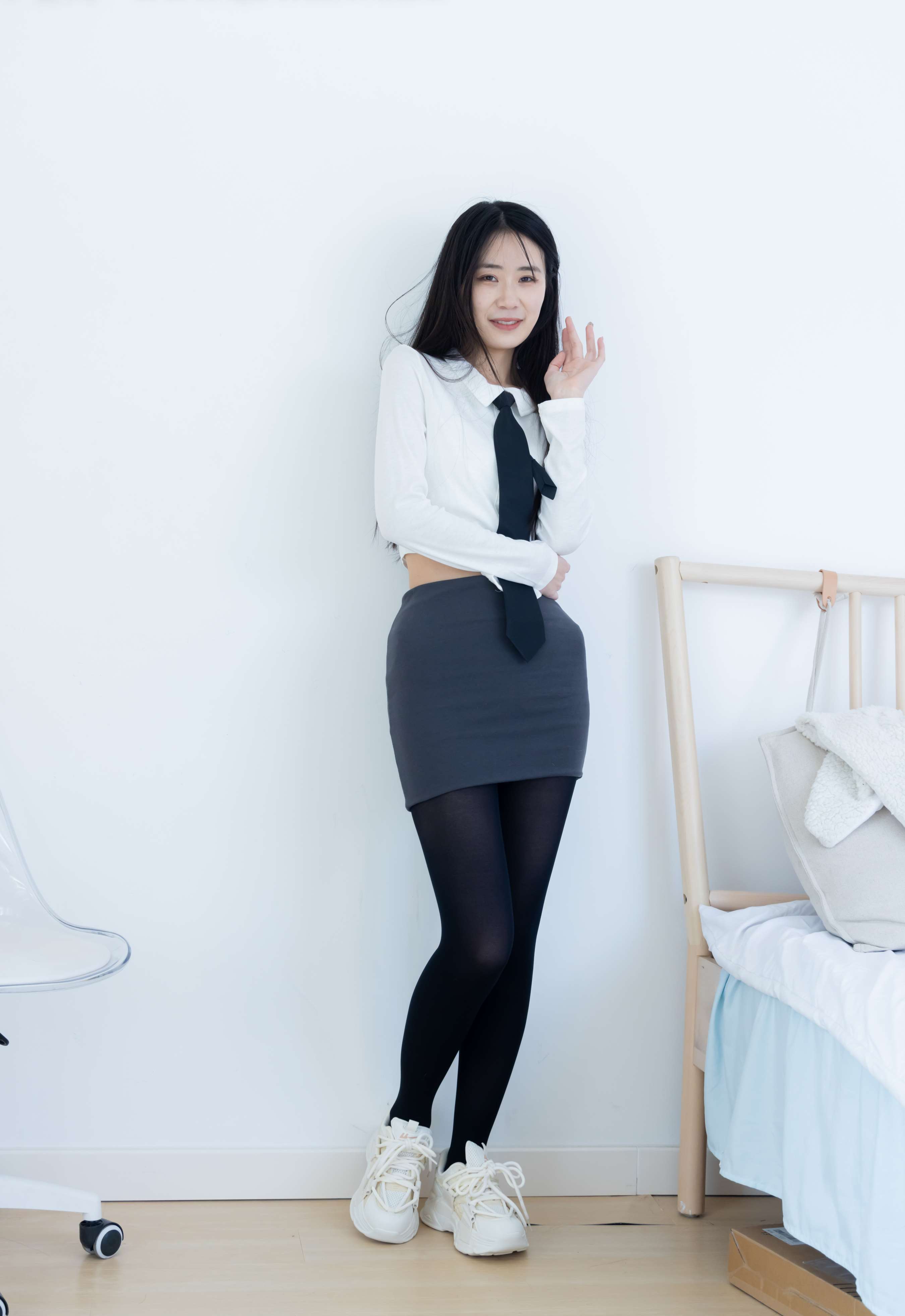 《菜菜-运动鞋、厚黑丝、裸足》作品图