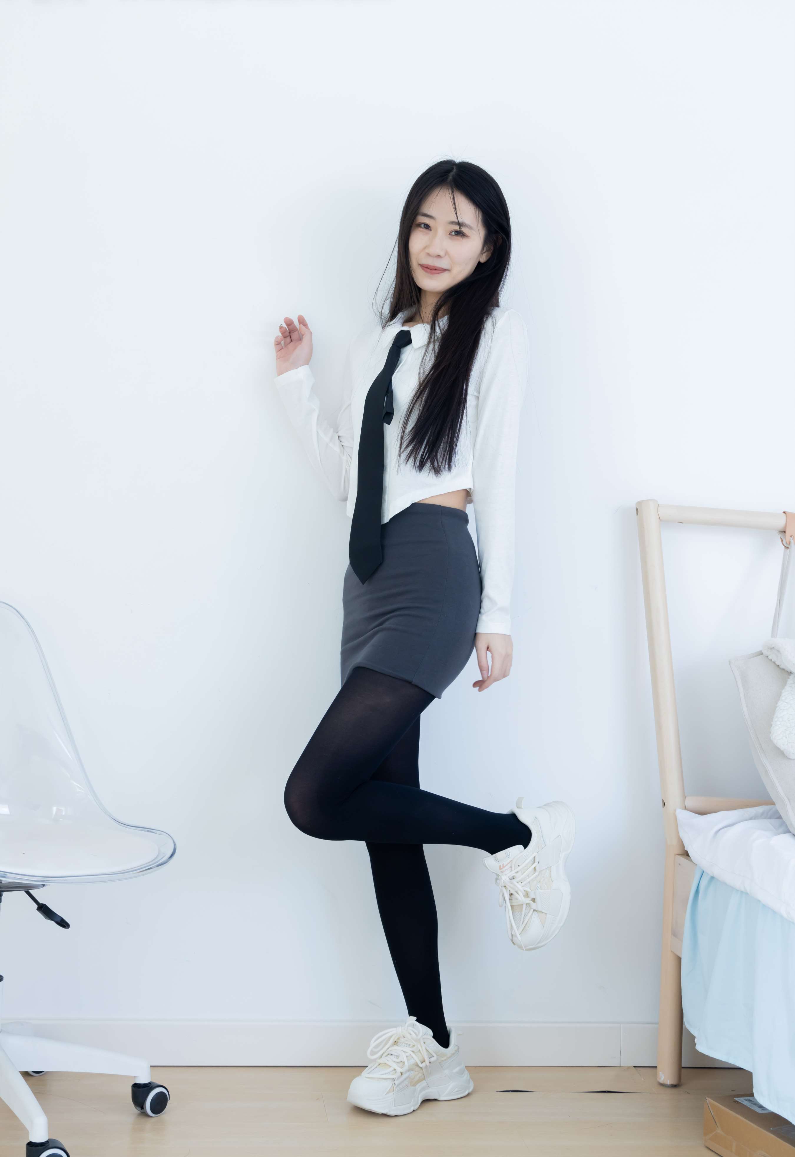 《菜菜-运动鞋、厚黑丝、裸足》作品图