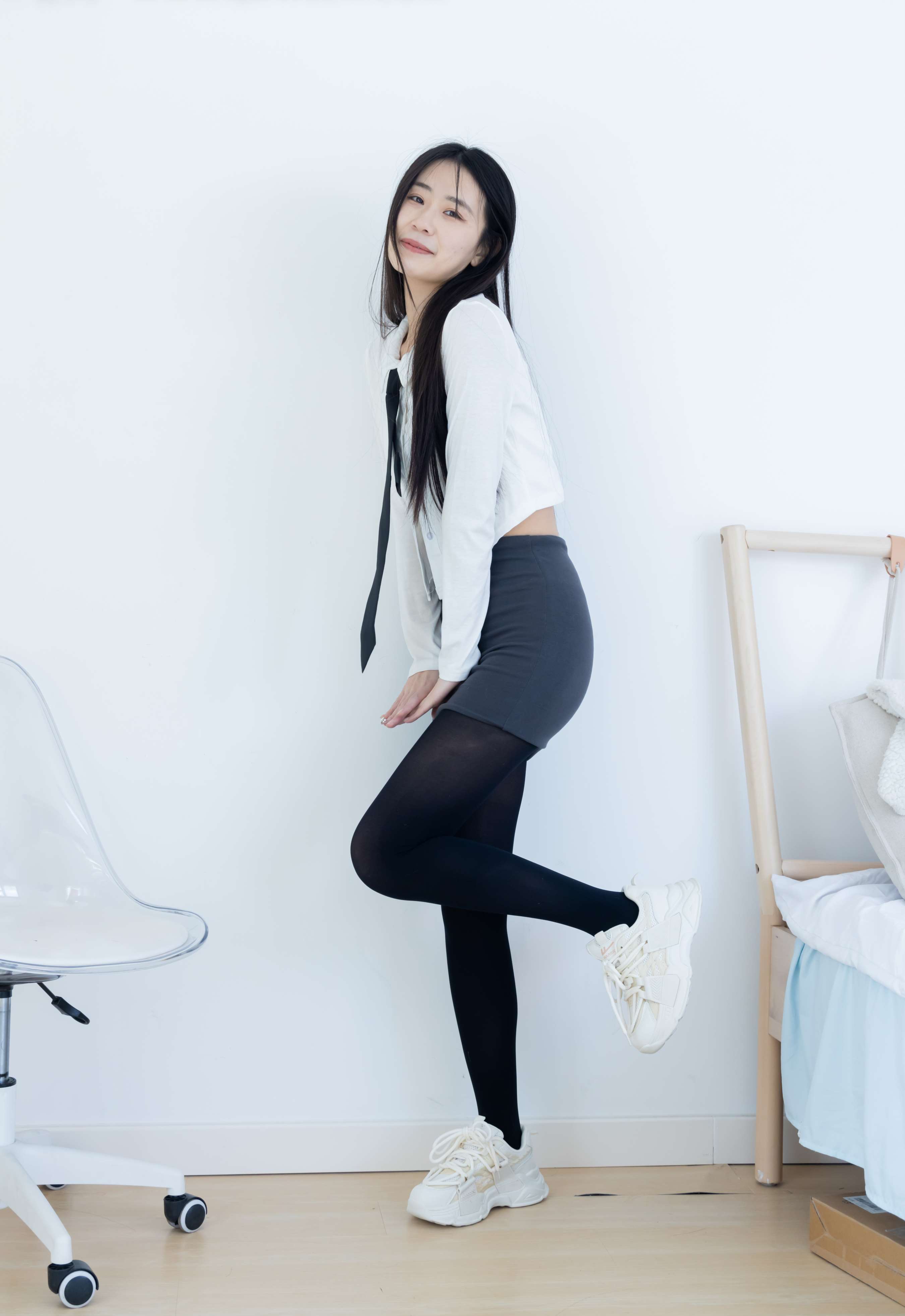 《菜菜-运动鞋、厚黑丝、裸足》作品图