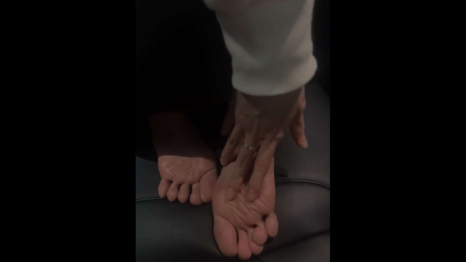 《[视频]忽悠职校小美女到车里把玩她红润脚心!》作品图