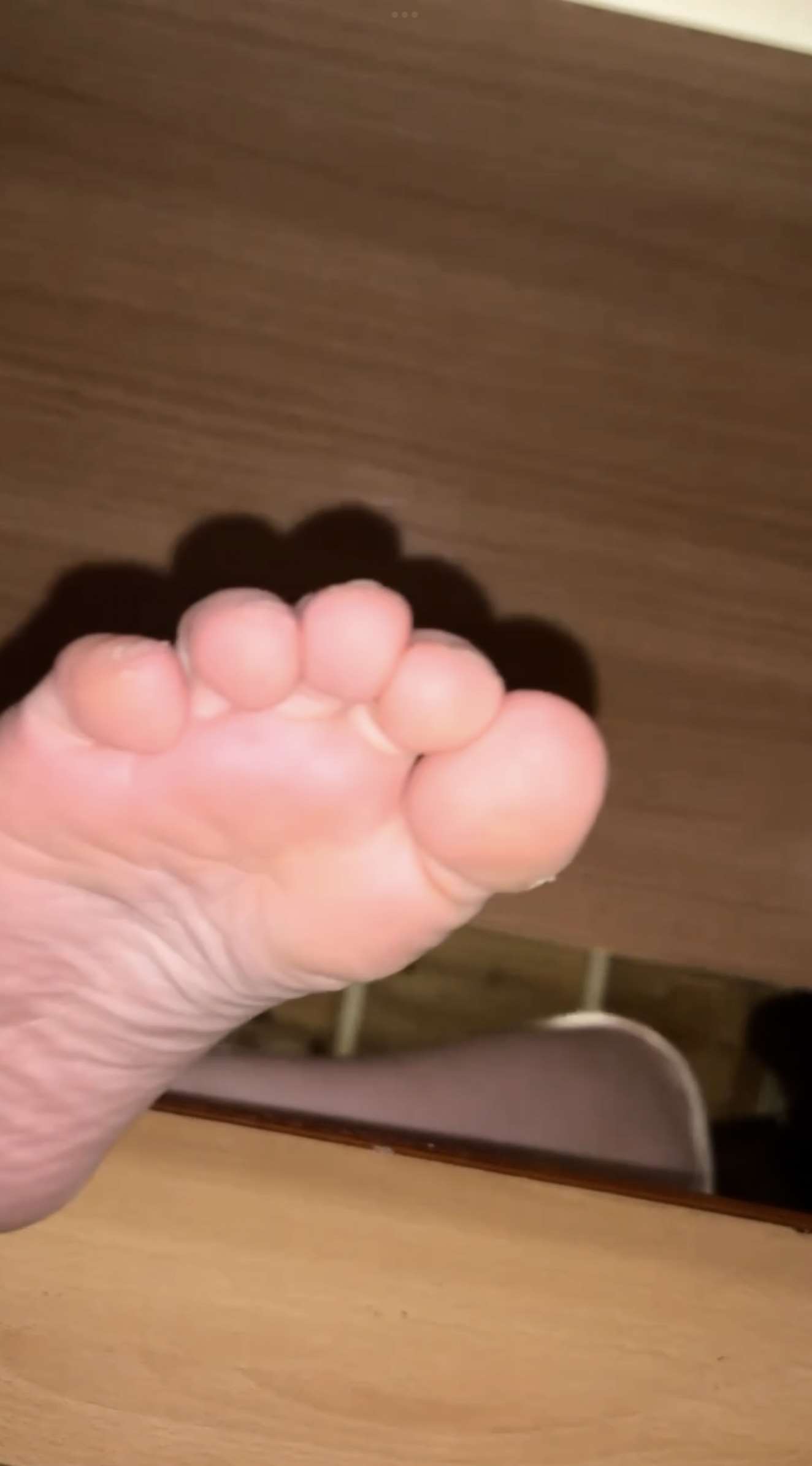 《[视频]近距离观察美女女大学生的粉嫩脚底》作品图