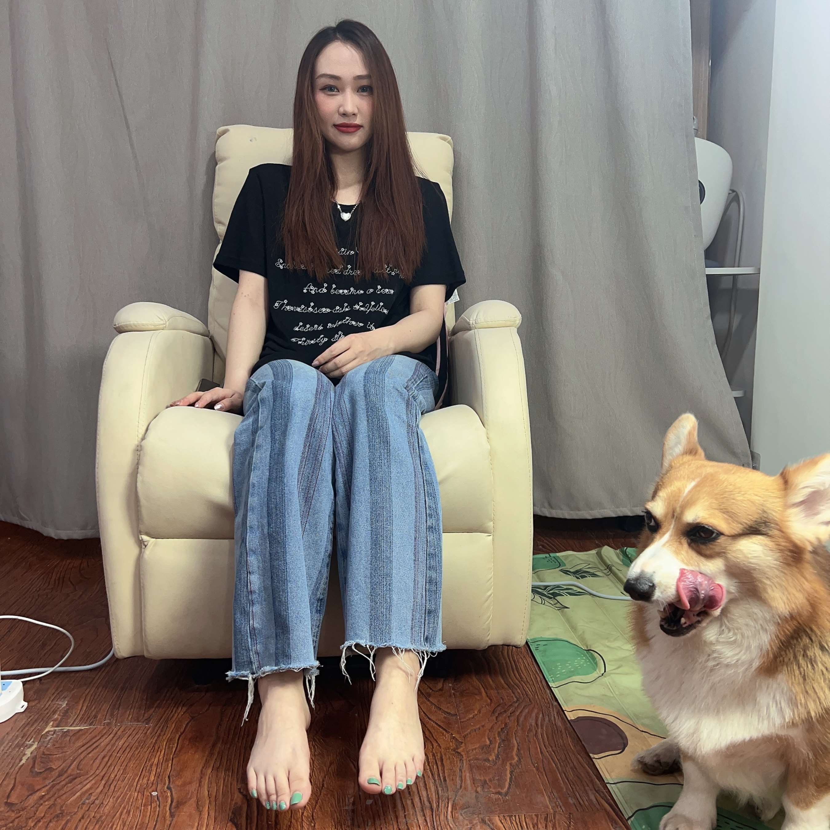 《两位牛仔小姐姐的嫩足》作品图