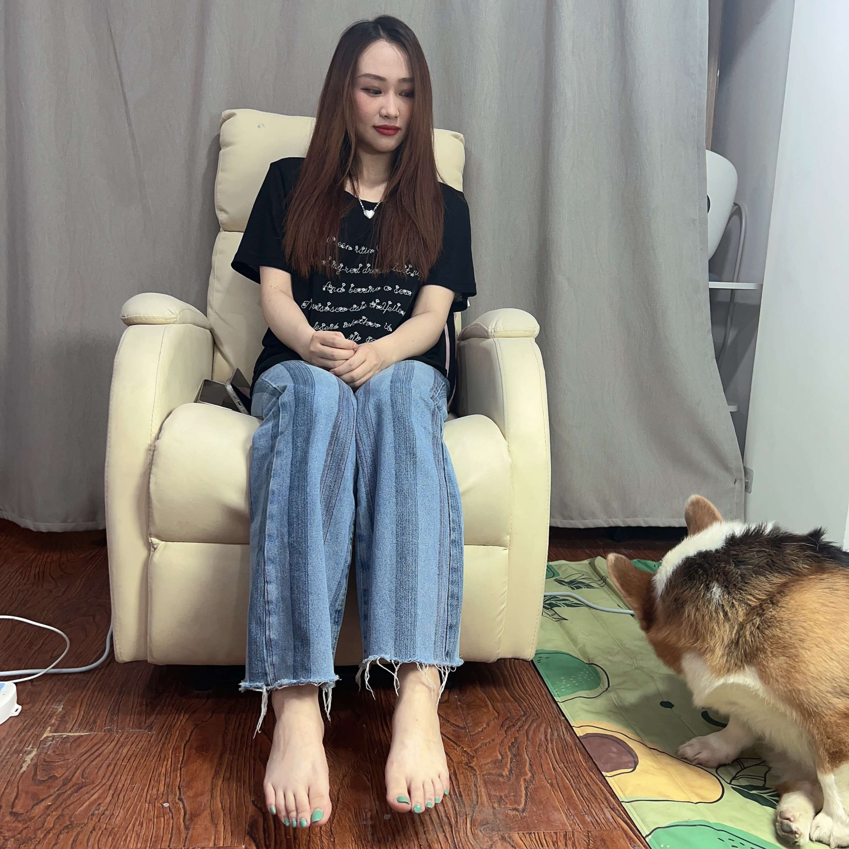 《两位牛仔小姐姐的嫩足》作品图