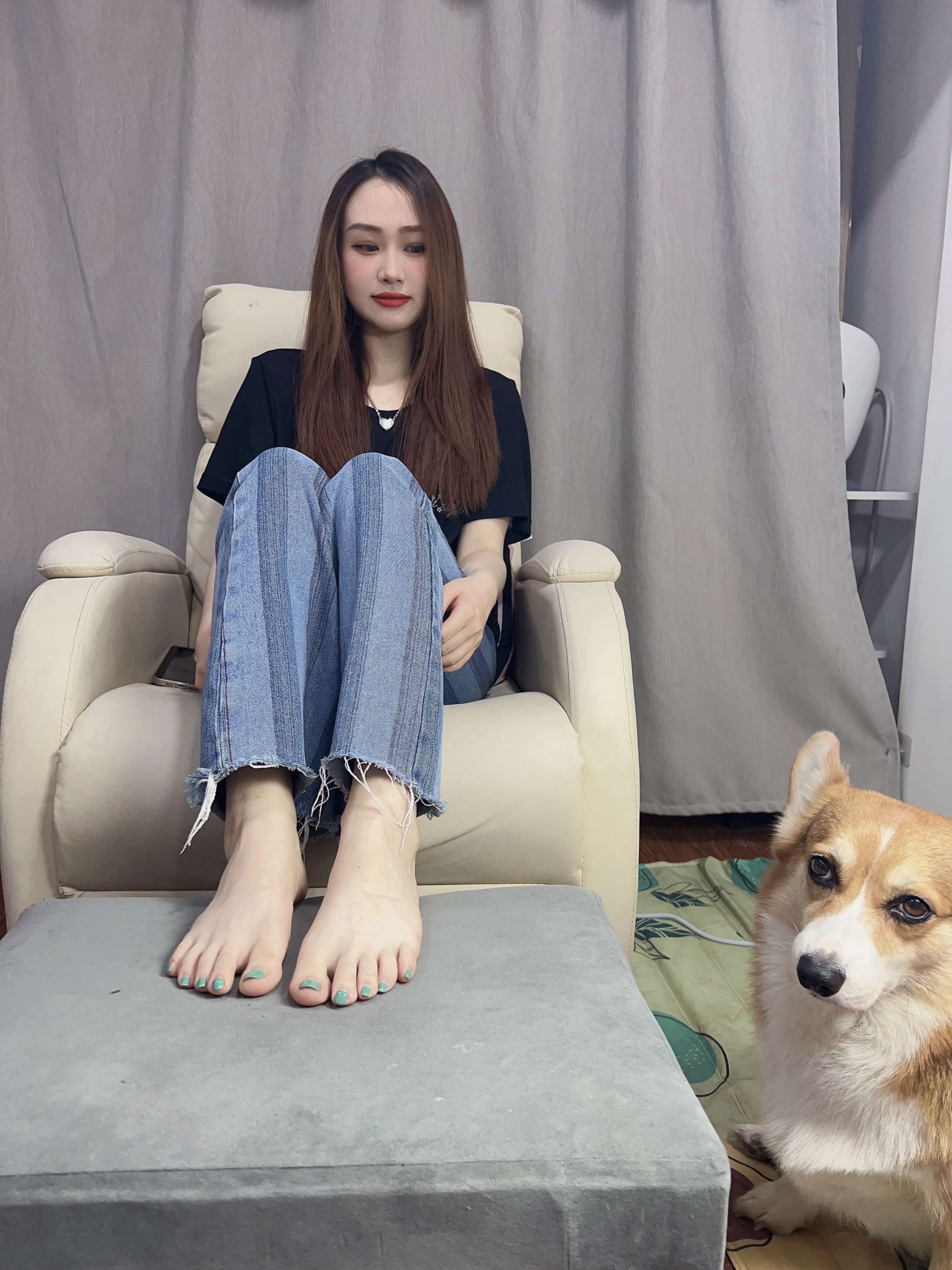 《两位牛仔小姐姐的嫩足》作品图