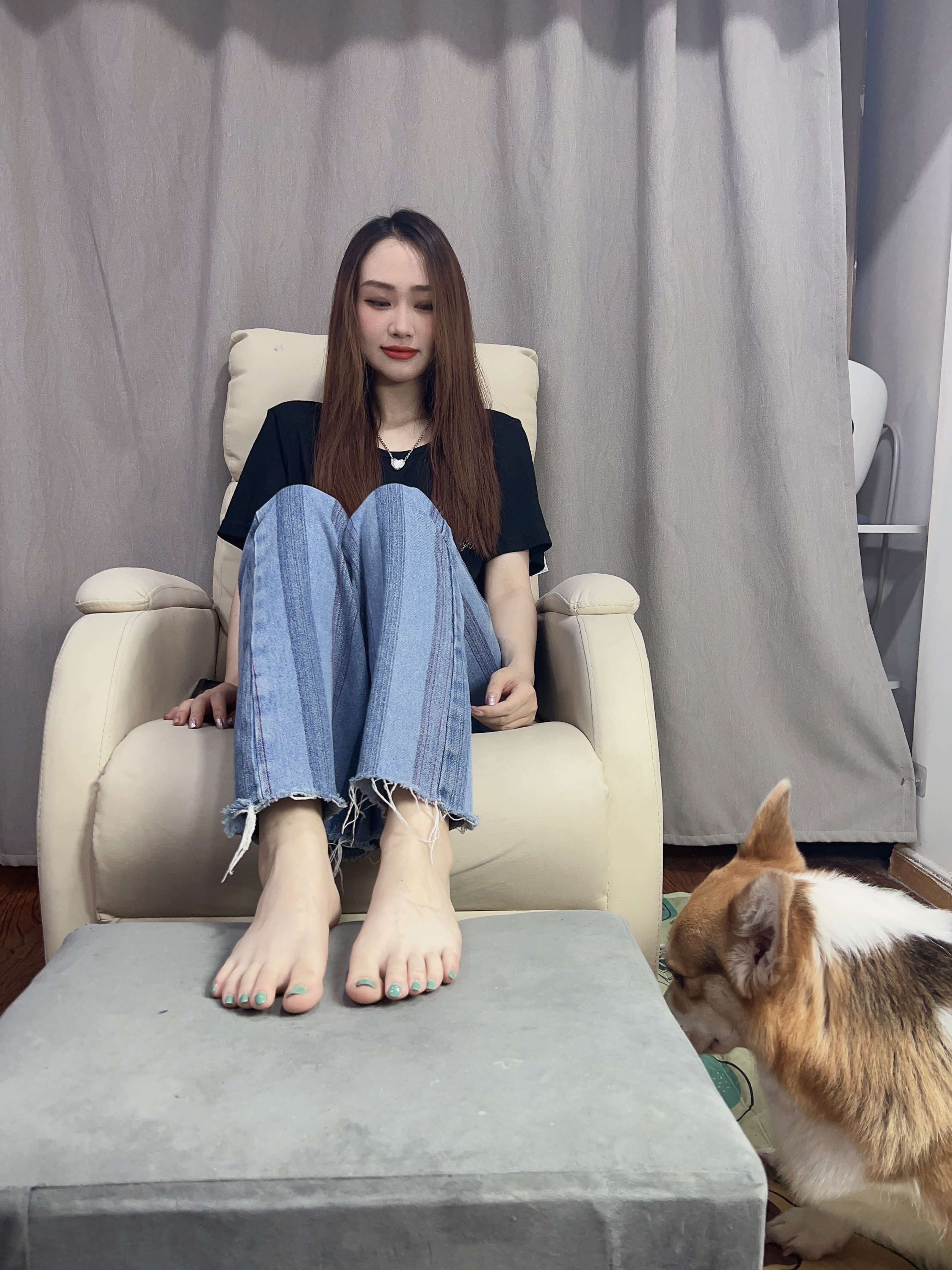 《两位牛仔小姐姐的嫩足》作品图