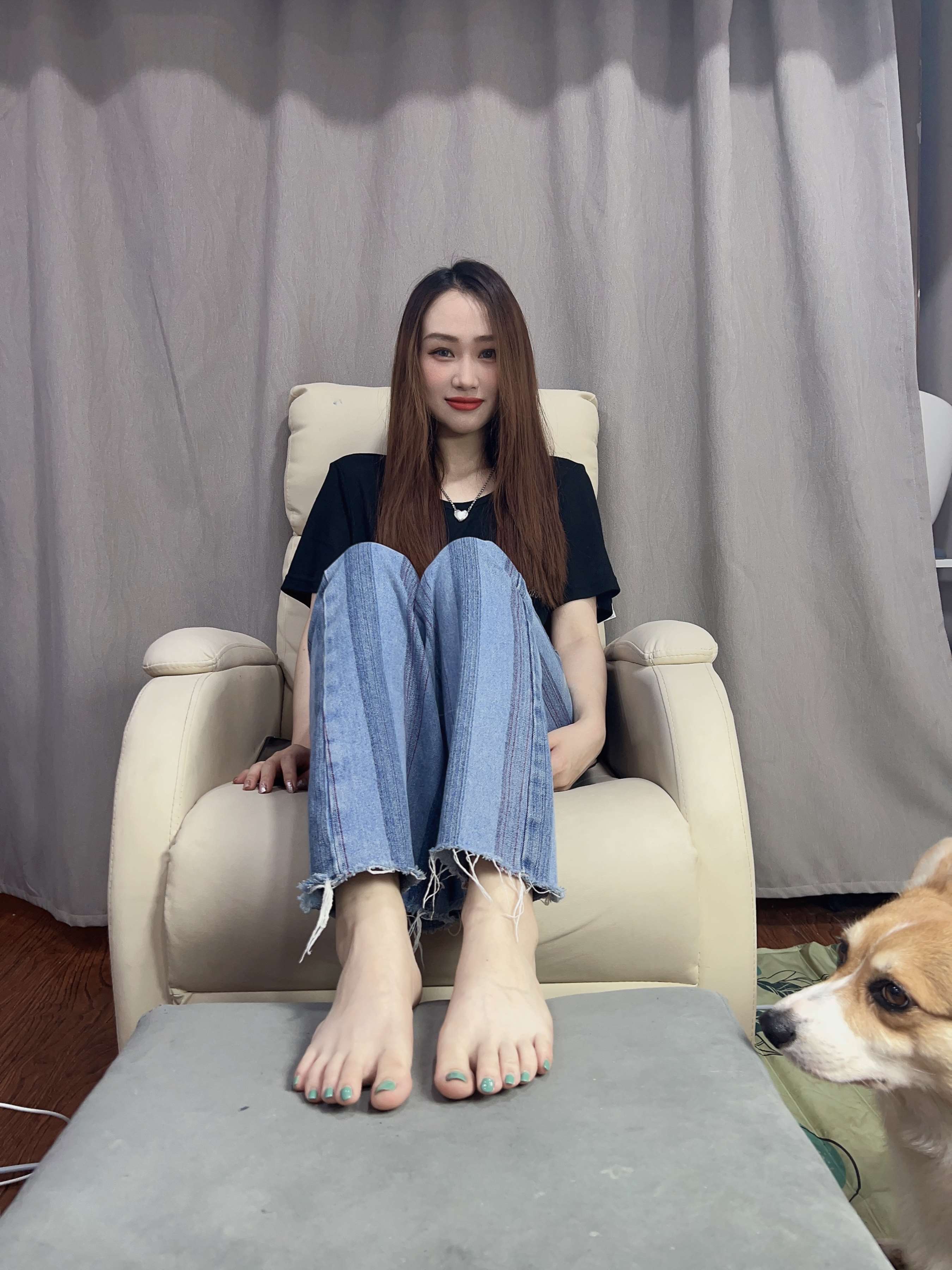 《两位牛仔小姐姐的嫩足》作品图