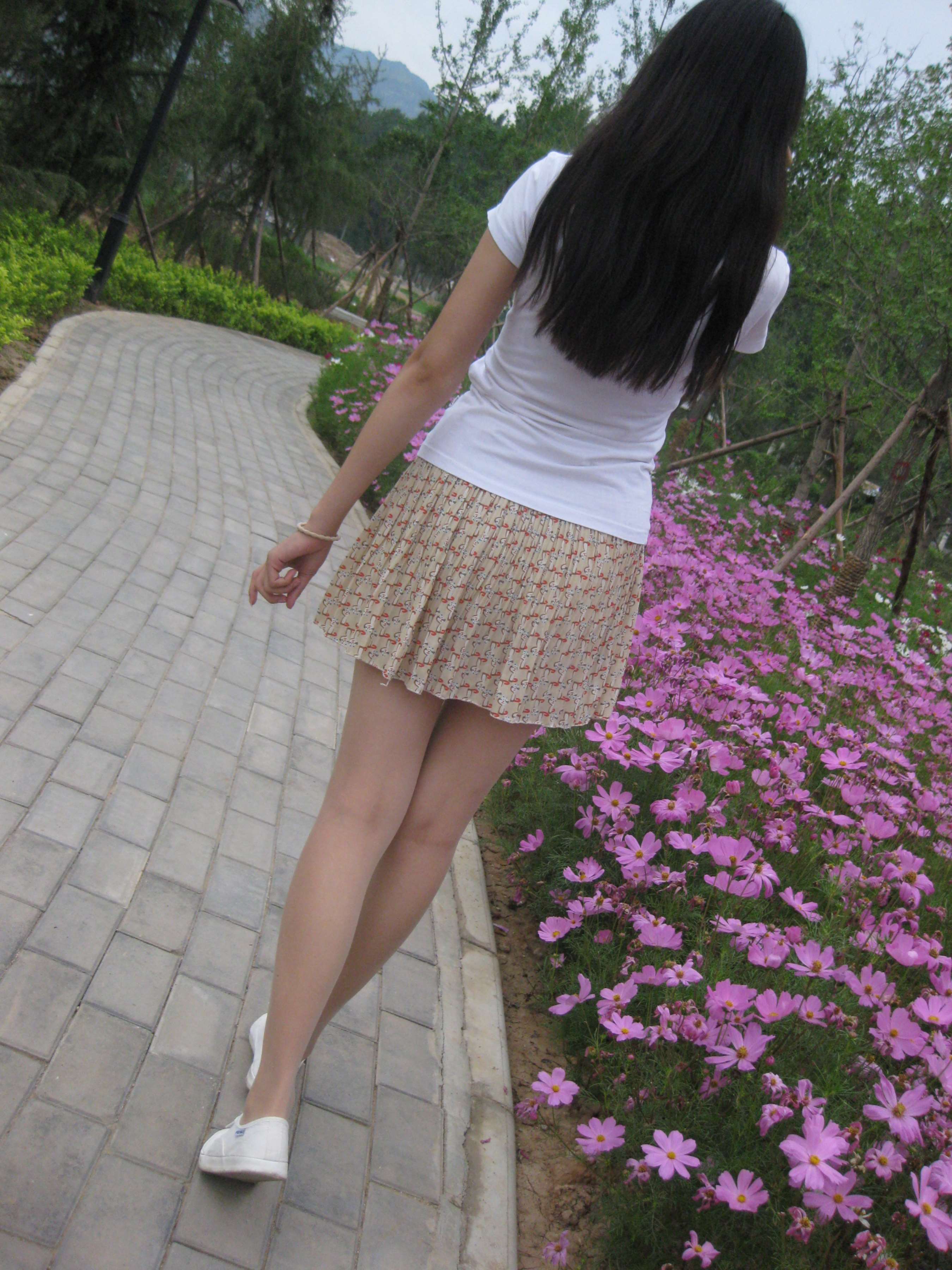 《在校学生倩倩妹妹外景肉丝短裙》作品图