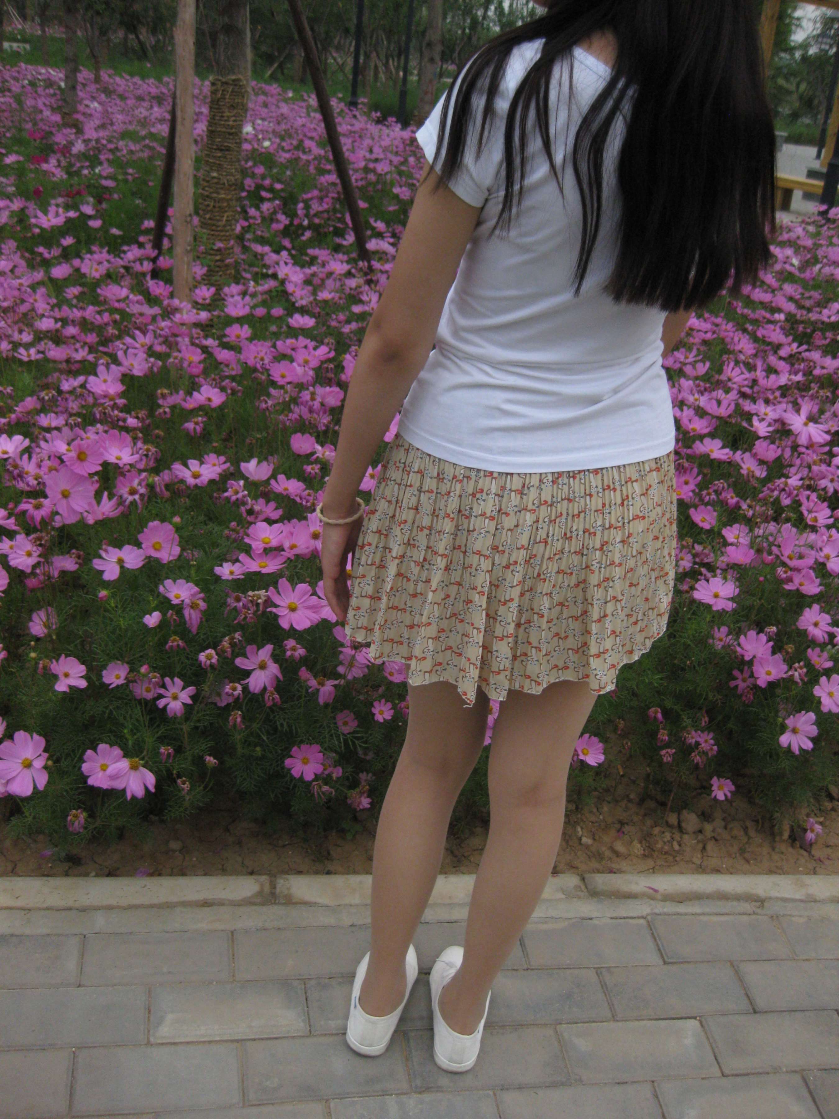 《在校学生倩倩妹妹外景肉丝短裙》作品图