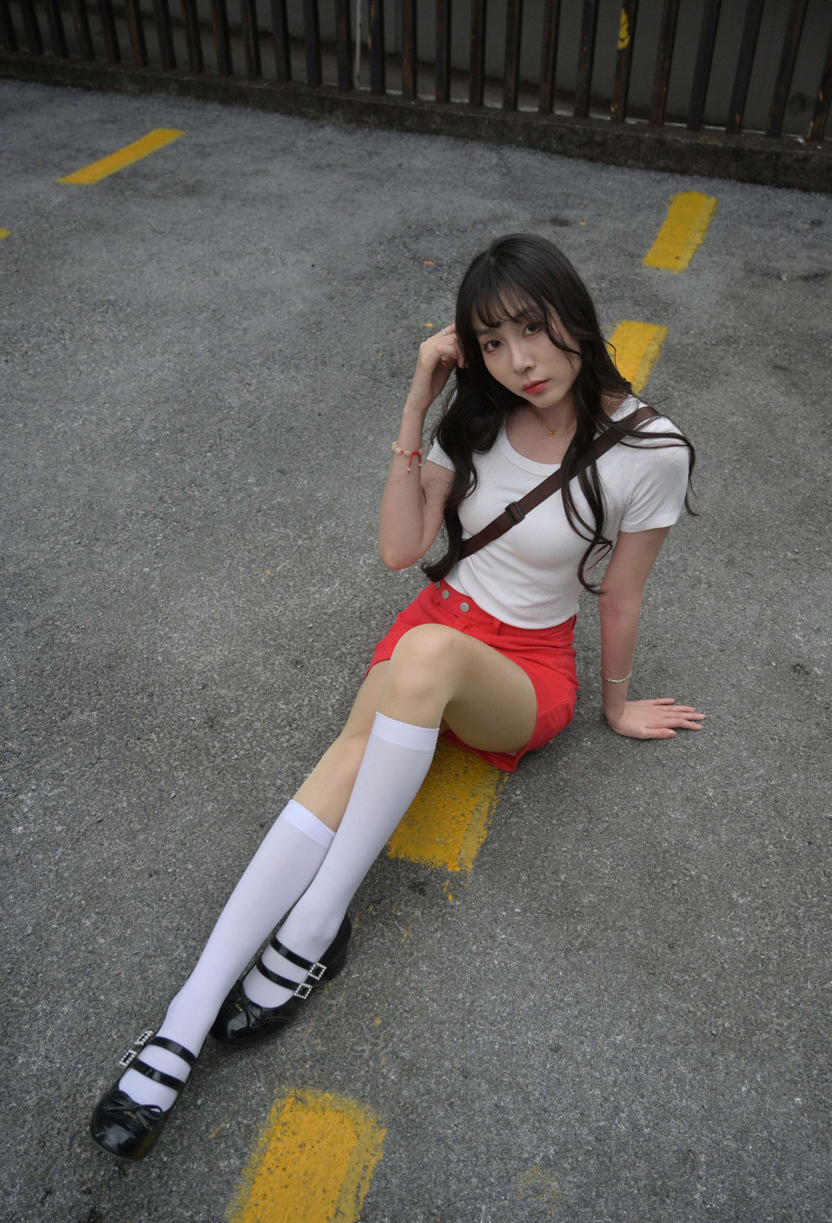 《团团 红裙子白袜套肉丝》作品图