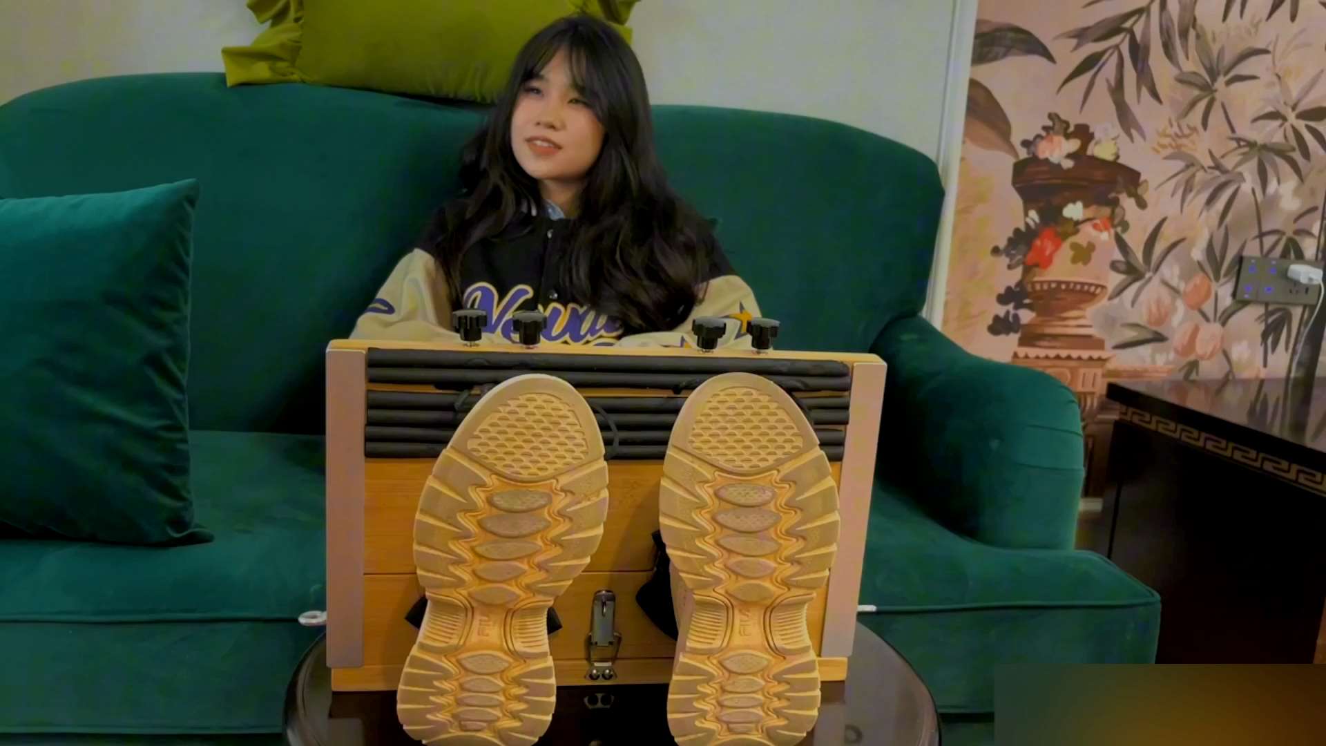 《[视频]小姐姐脱棉袜TK嫩足》作品图