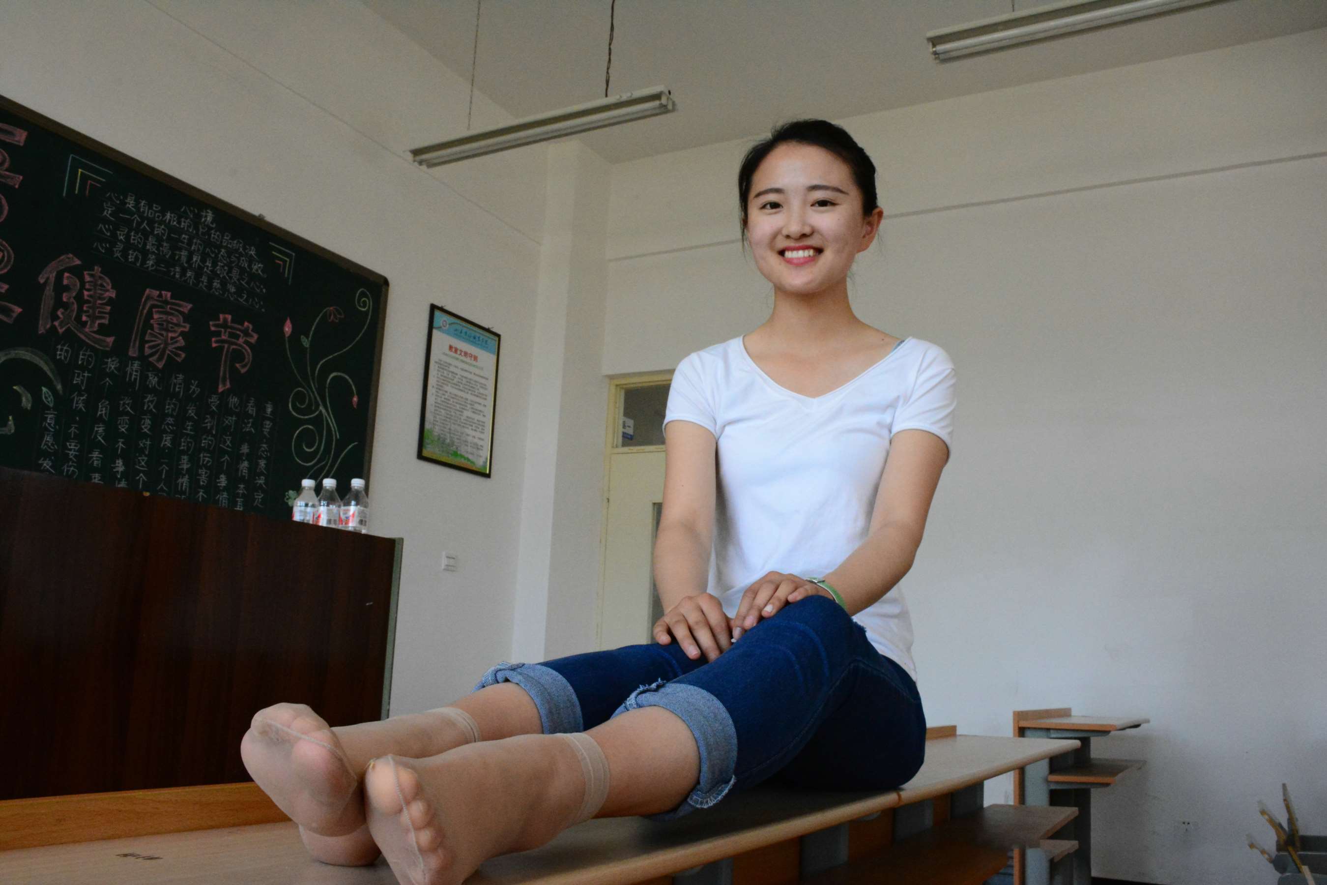 《栾倩肉丝和裸足》作品图