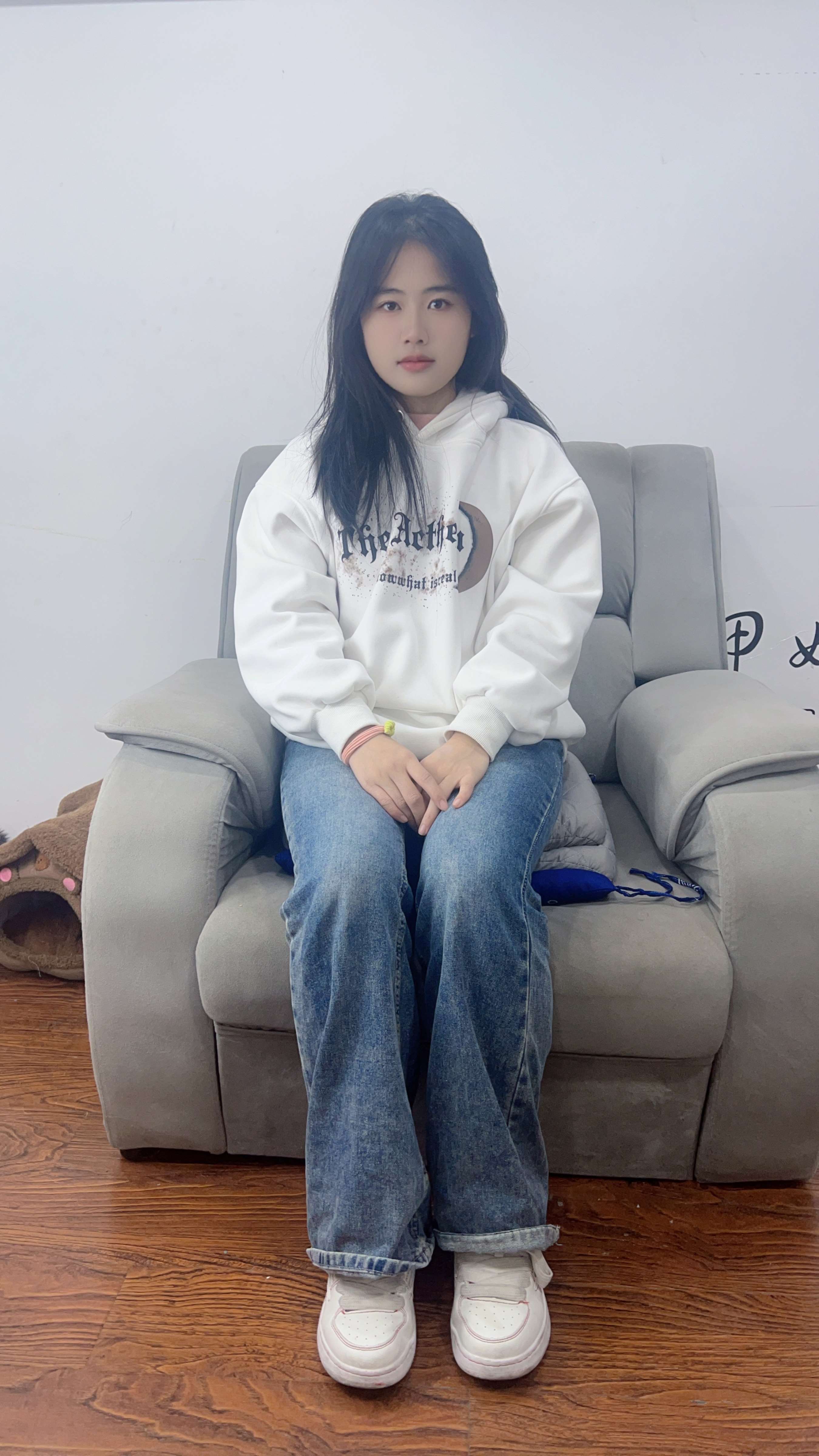 《牛仔小姐姐展肥嫩足》作品图