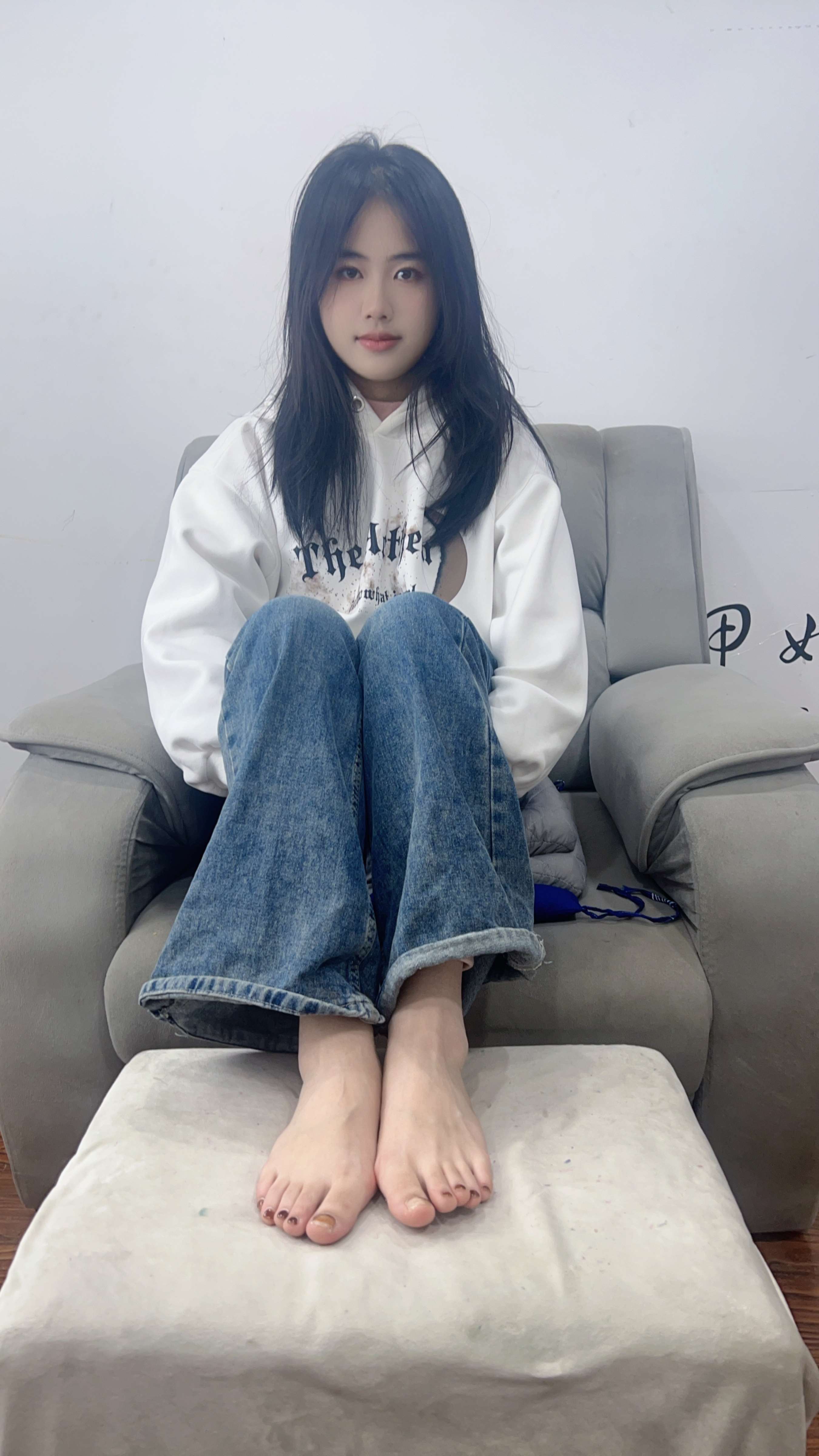 《牛仔小姐姐展肥嫩足》作品图