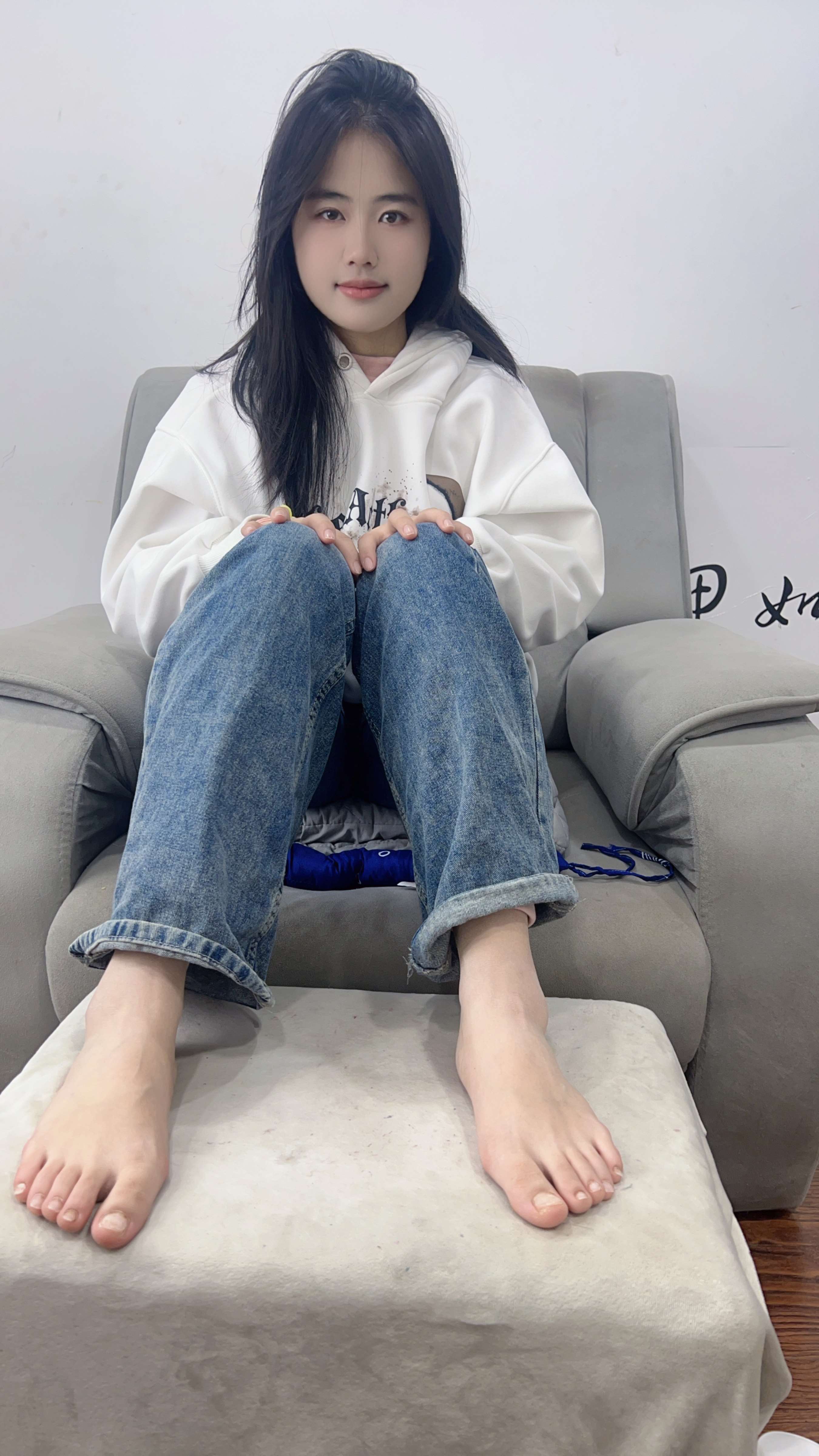 《牛仔小姐姐展肥嫩足》作品图