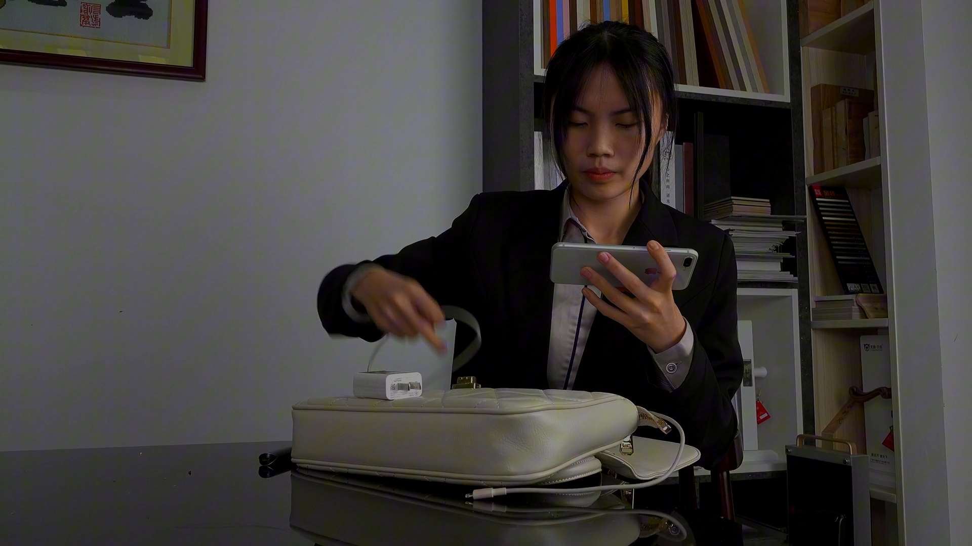 《[视频]企业高管雯子穿了一天的肉丝，脱了高跟鞋解脱了》作品图