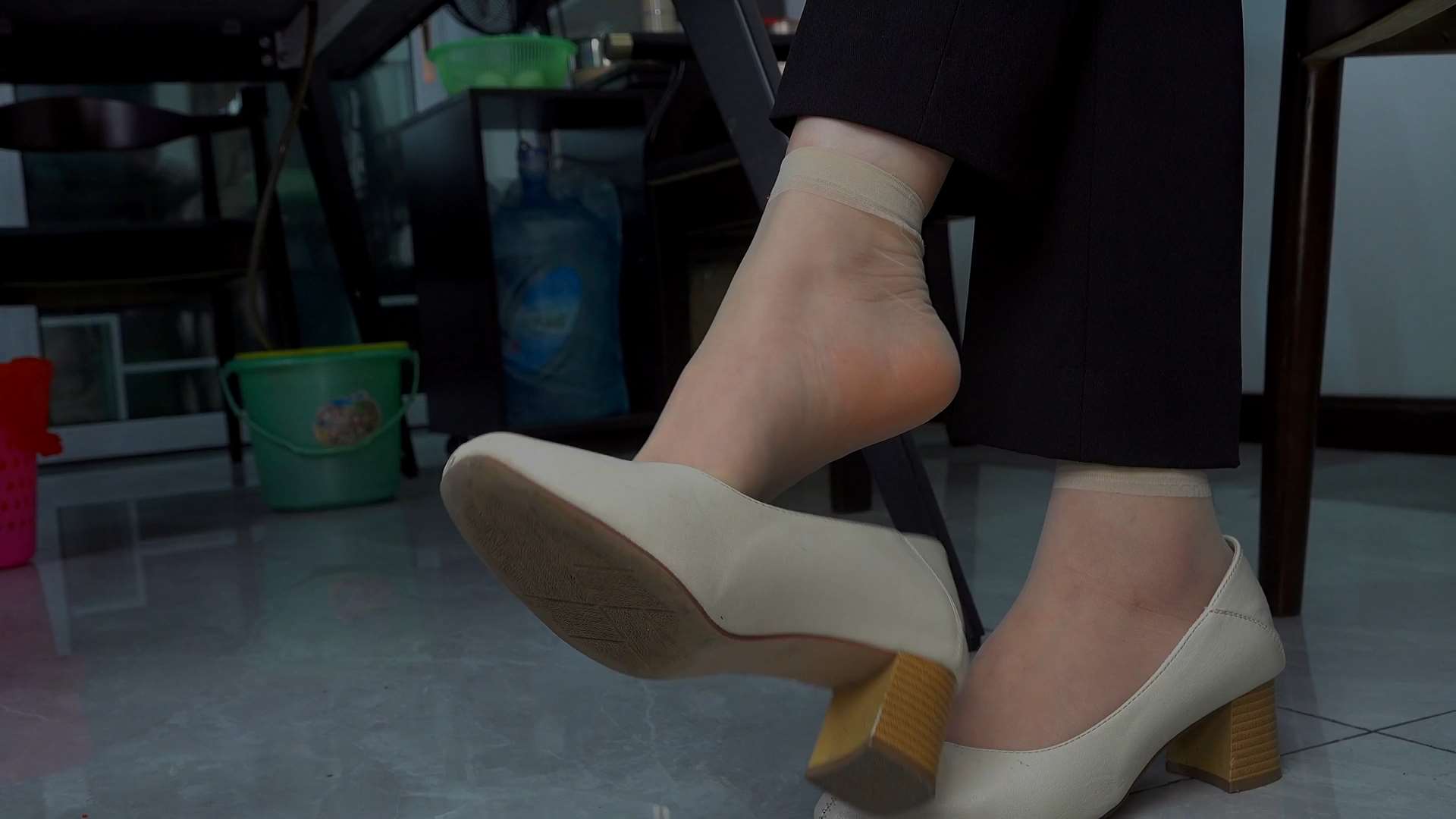 《[视频]企业高管雯子穿了一天的肉丝，脱了高跟鞋解脱了》作品图