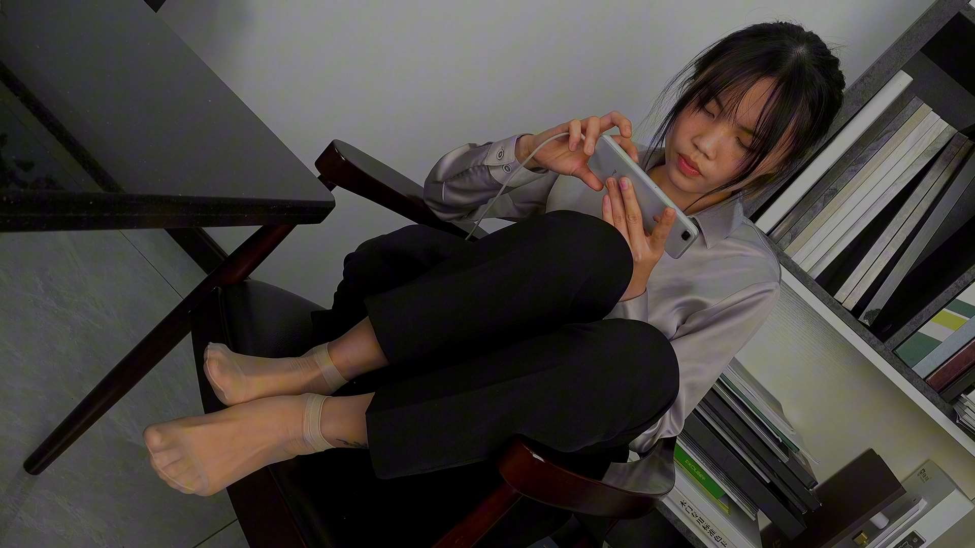 《[视频]企业高管雯子穿了一天的肉丝，脱了高跟鞋解脱了》作品图