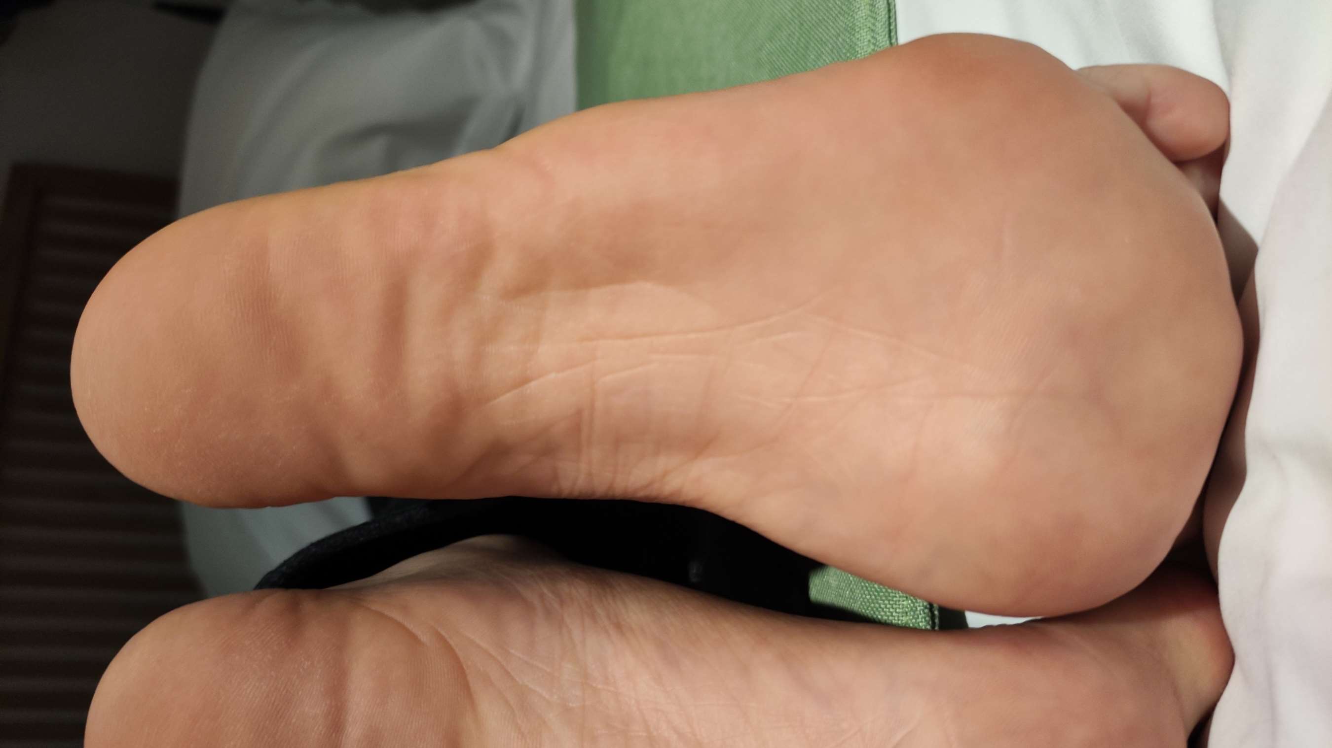 《妹子脚底涂鸦，洗刷脚底，牙签，叉子，笑声非常可爱》作品图