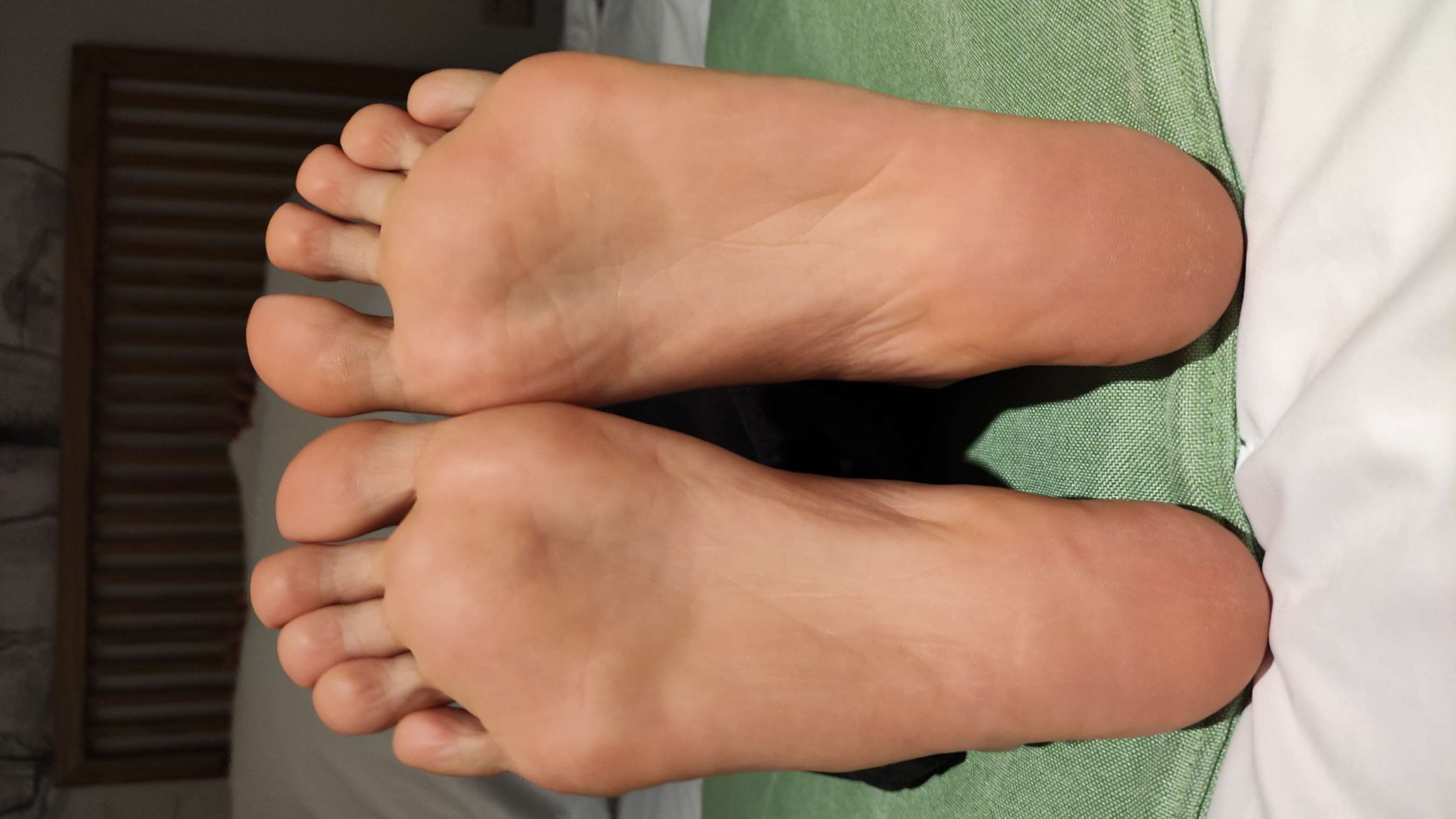 《妹子脚底涂鸦，洗刷脚底，牙签，叉子，笑声非常可爱》作品图